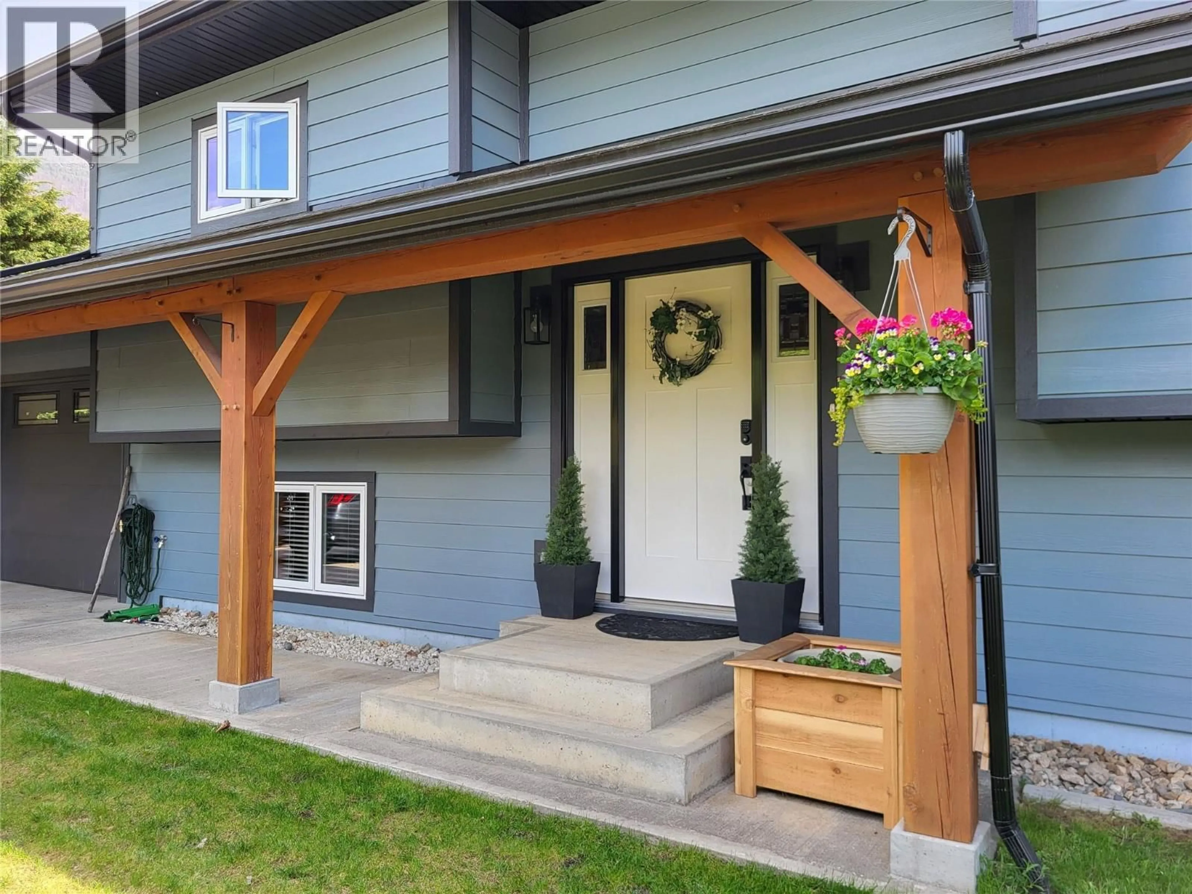 Indoor entryway for 303 DELANY AVENUE, Slocan British Columbia V0G2C0