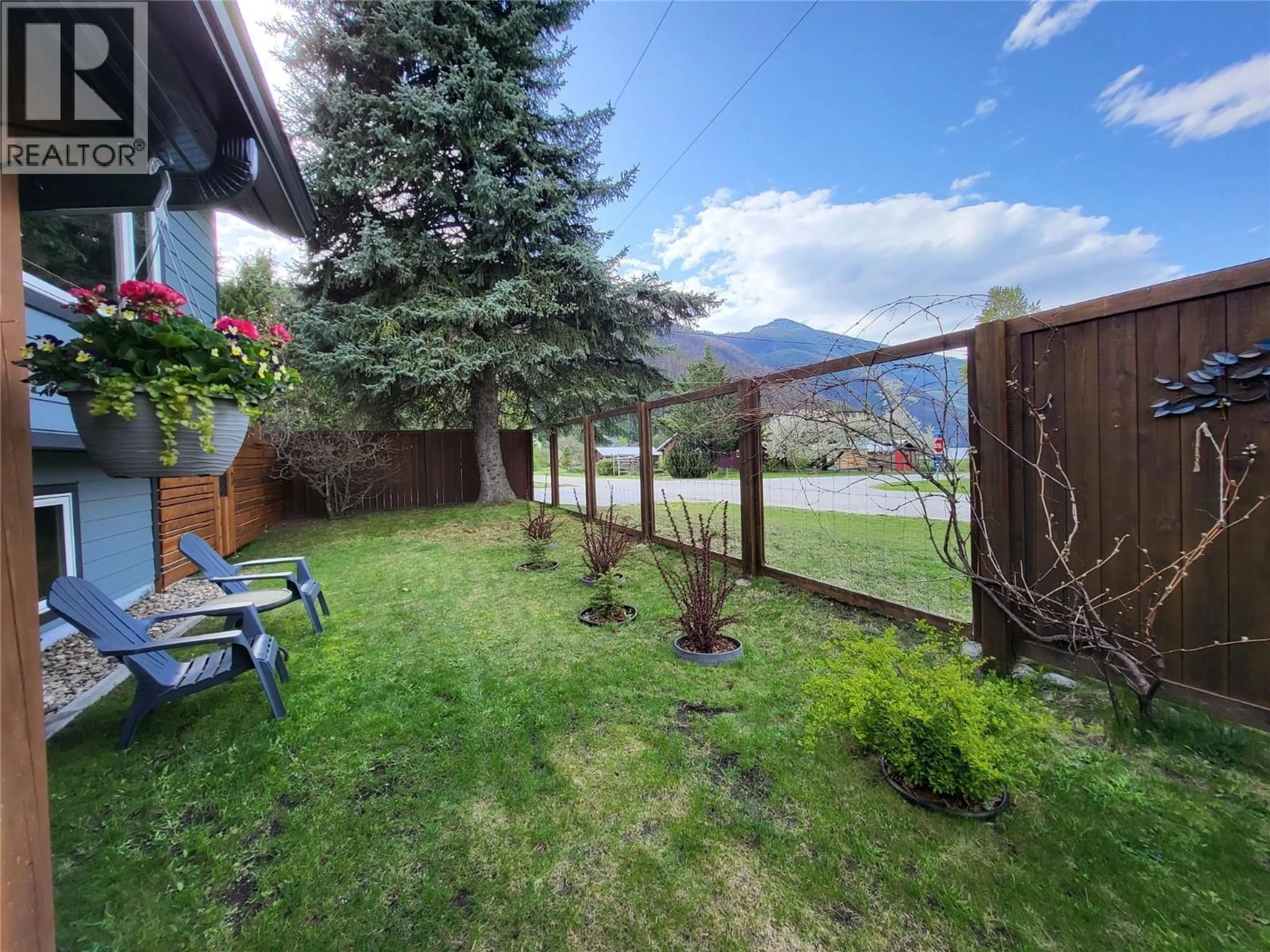 A pic from outside/outdoor area/front of a property/back of a property/a pic from drone, mountain view for 303 DELANY AVENUE, Slocan British Columbia V0G2C0