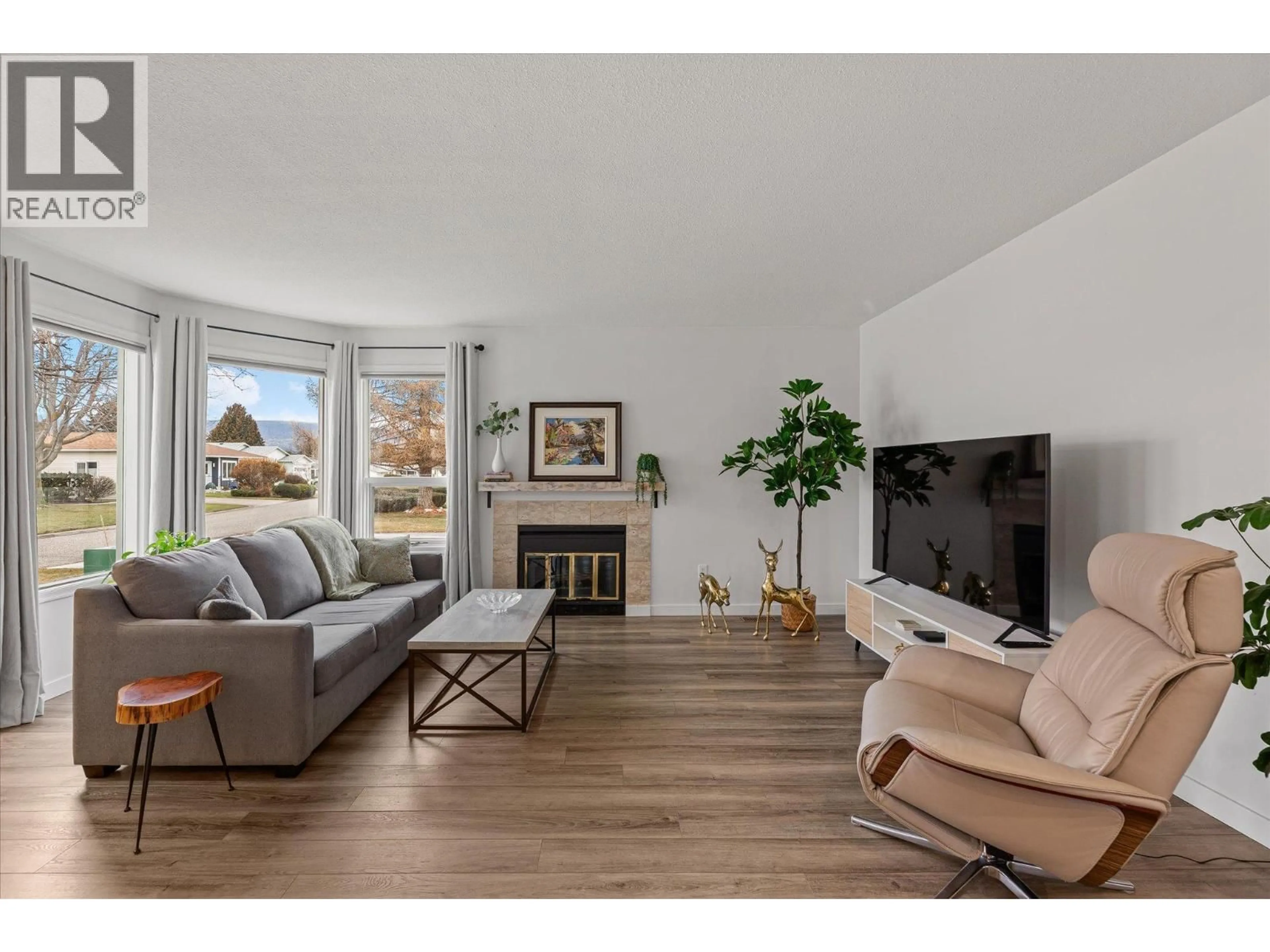 Living room with furniture, wood/laminate floor for 120 - 1255 RAYMER AVENUE, Kelowna British Columbia V1W3S3