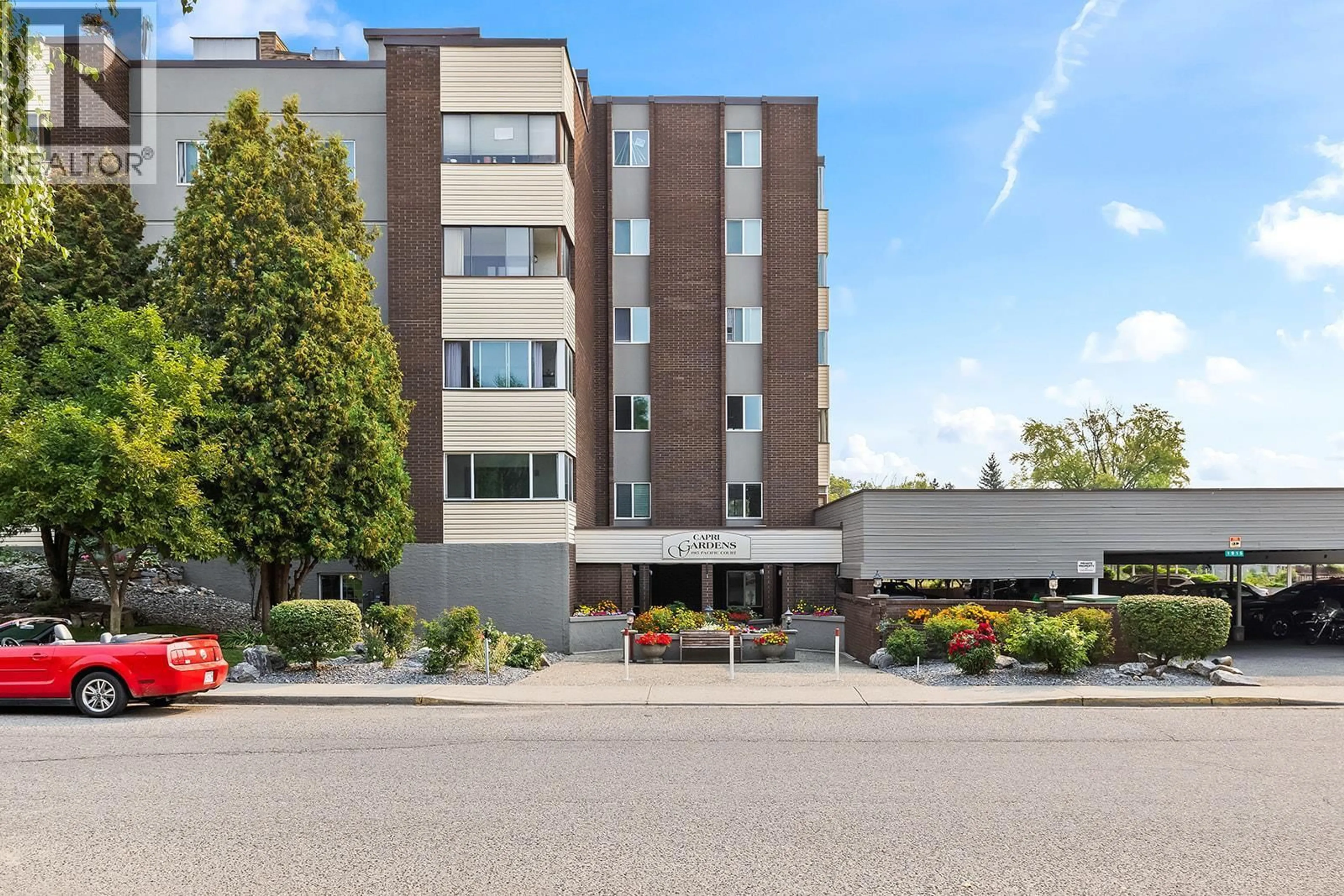 Patio, building for 104 - 1915 PACIFIC COURT, Kelowna British Columbia V1Y8B3