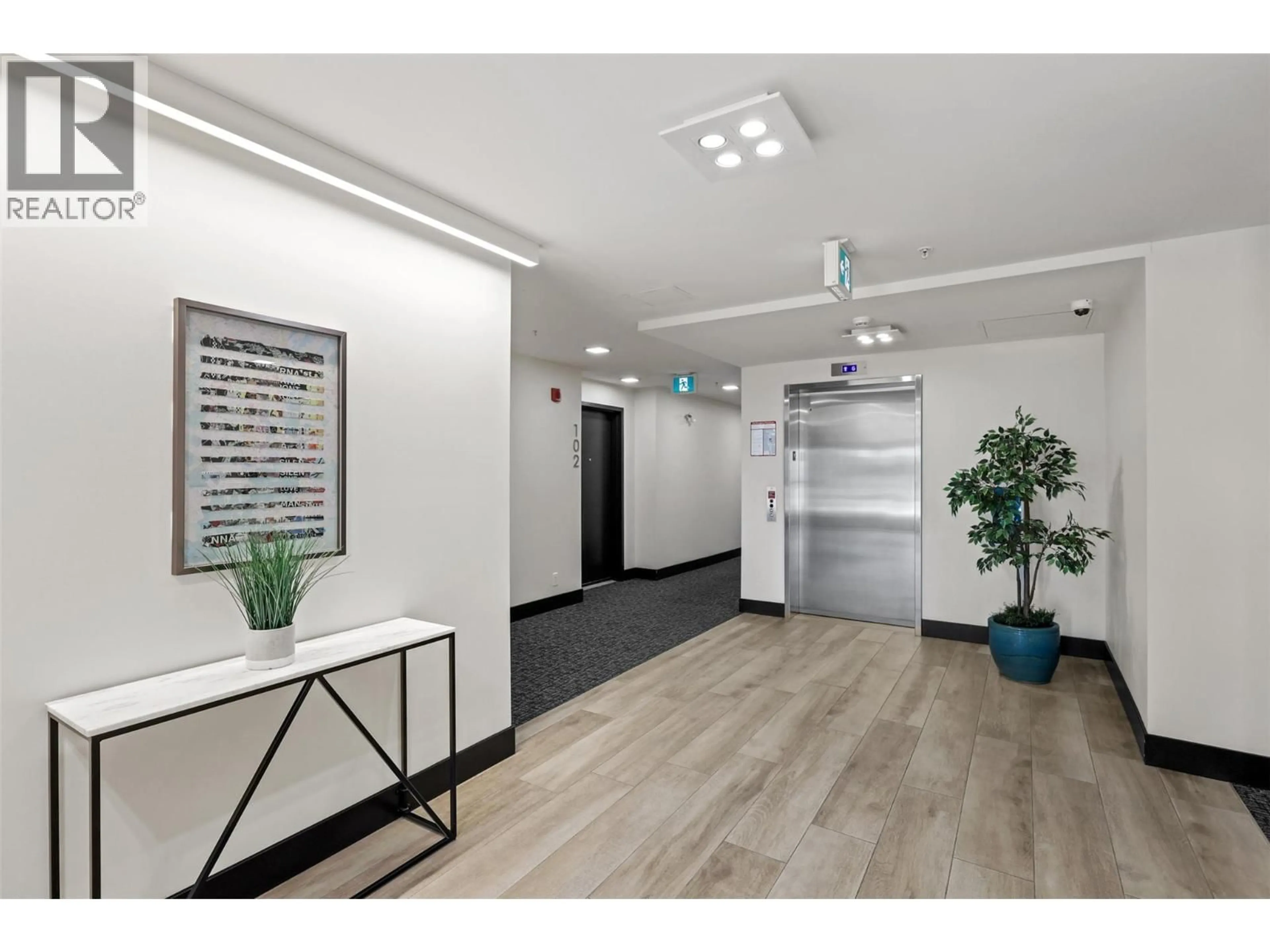 Indoor foyer for 308 - 885 UNIVERSITY DRIVE, Kamloops British Columbia V2C0K2