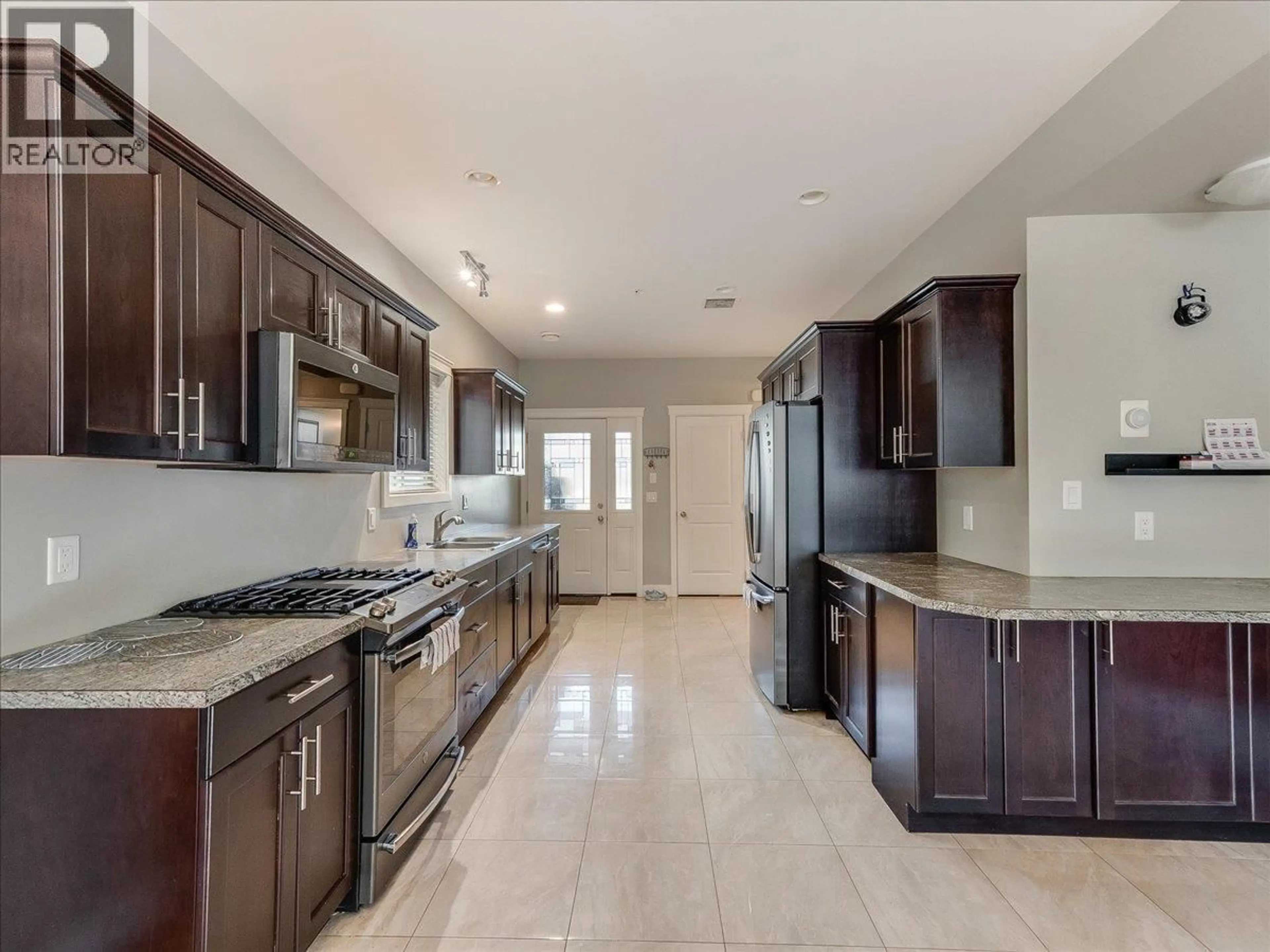 Open concept kitchen, ceramic/tile floor for 6 - 625 11TH AVENUE, Castlegar British Columbia V1N1J7