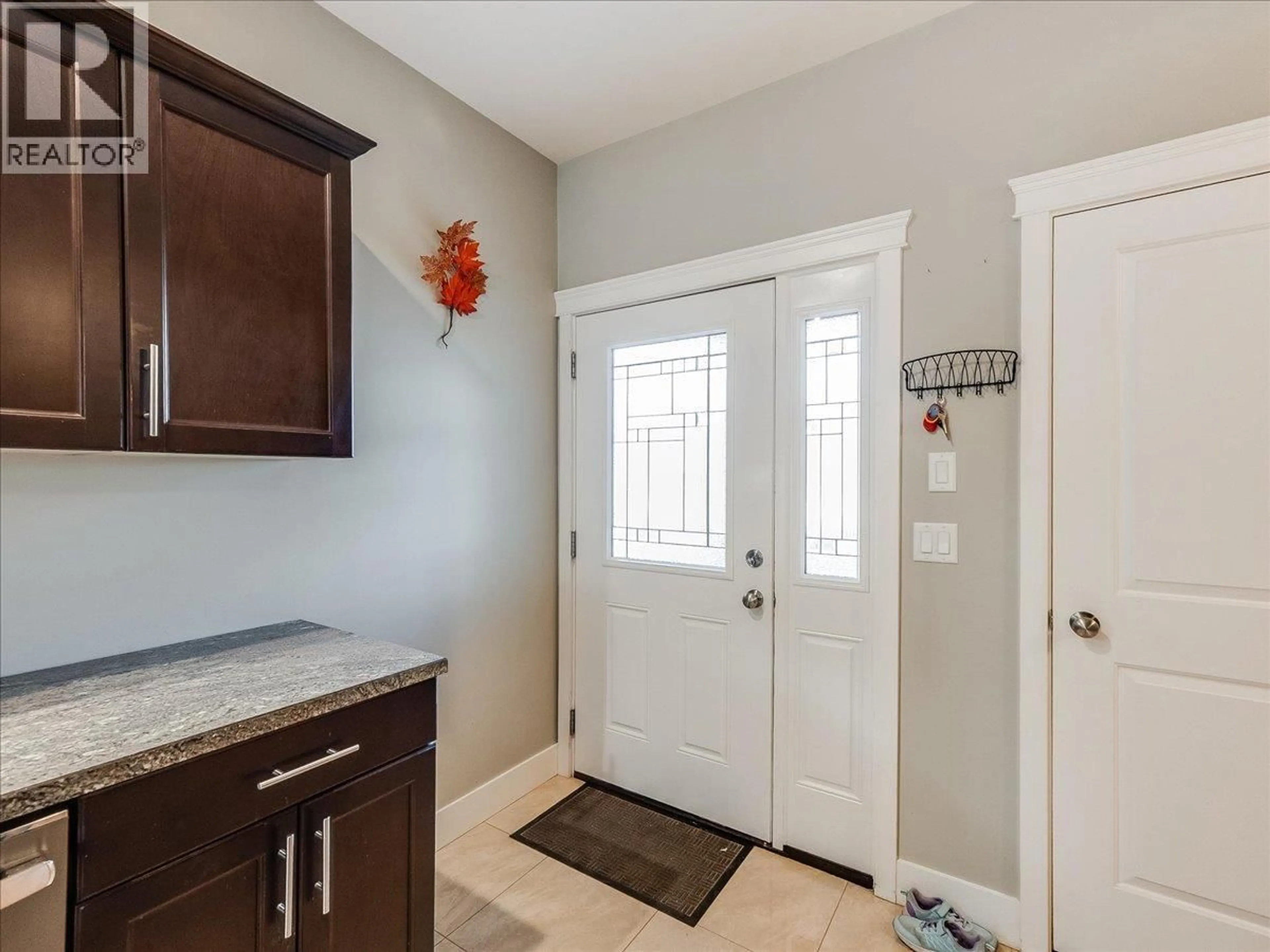 Indoor entryway for 6 - 625 11TH AVENUE, Castlegar British Columbia V1N1J7