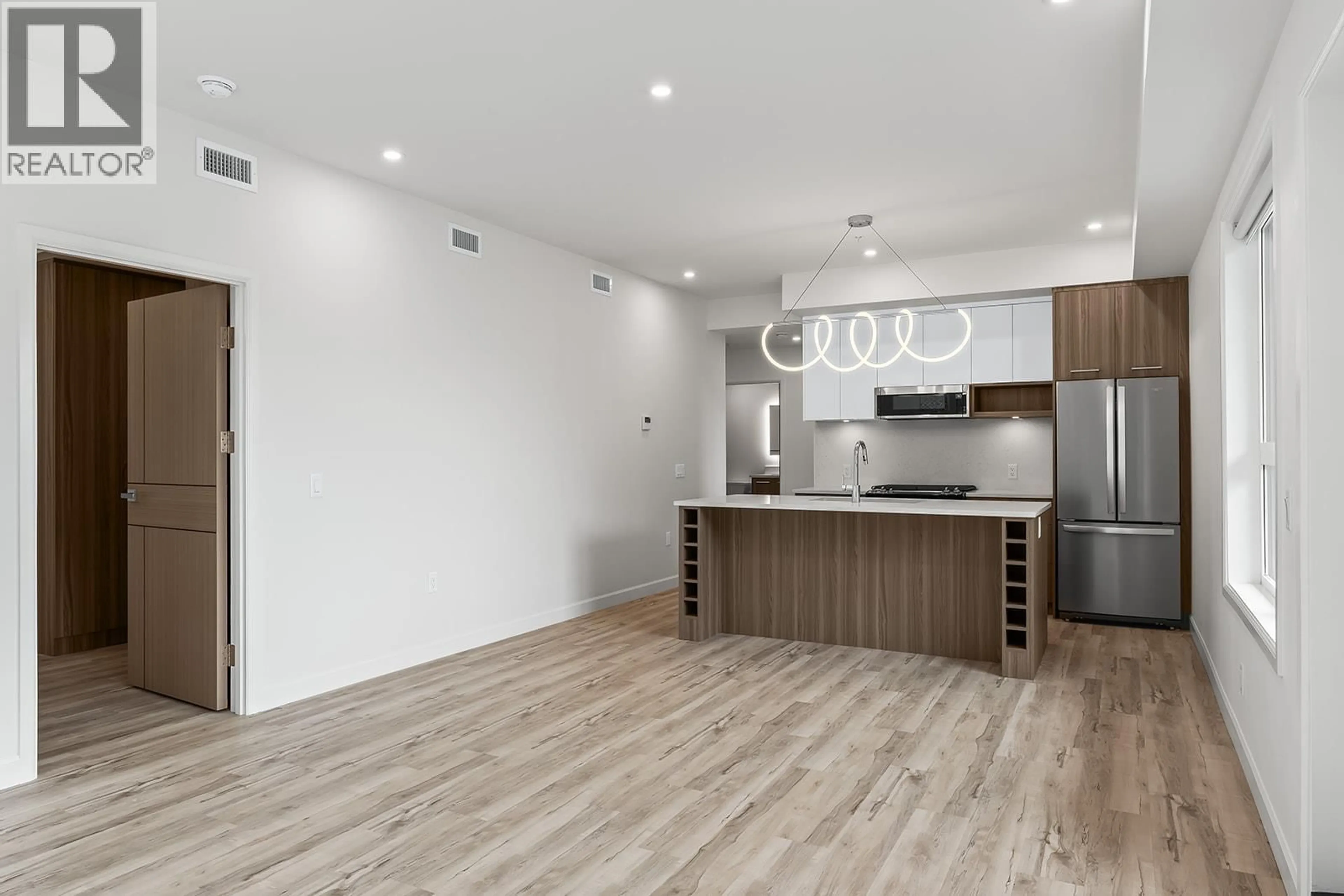 Open concept kitchen, wood/laminate floor for 413 - 630 BOYNTON PLACE, Kelowna British Columbia V1V3B8