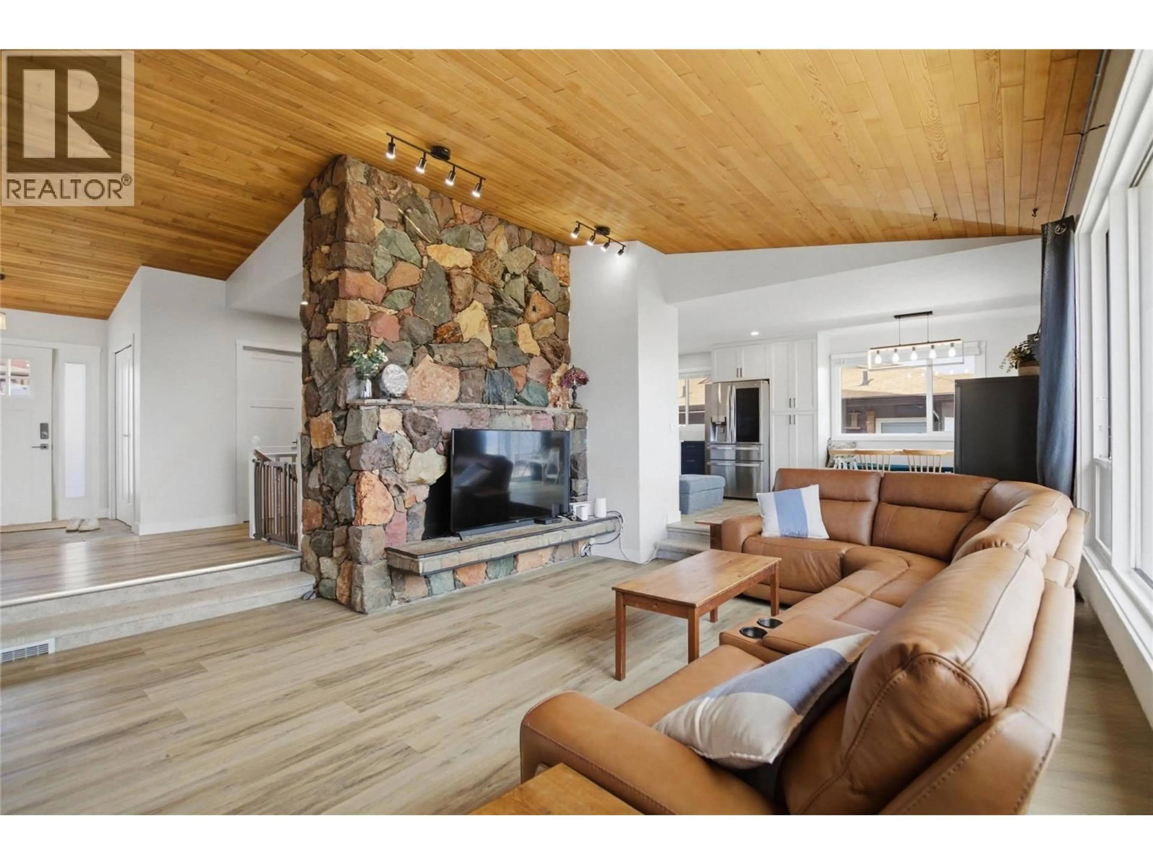 Living room with furniture, unknown for 356 GLENEAGLES DRIVE, Kamloops British Columbia V2E1Z4