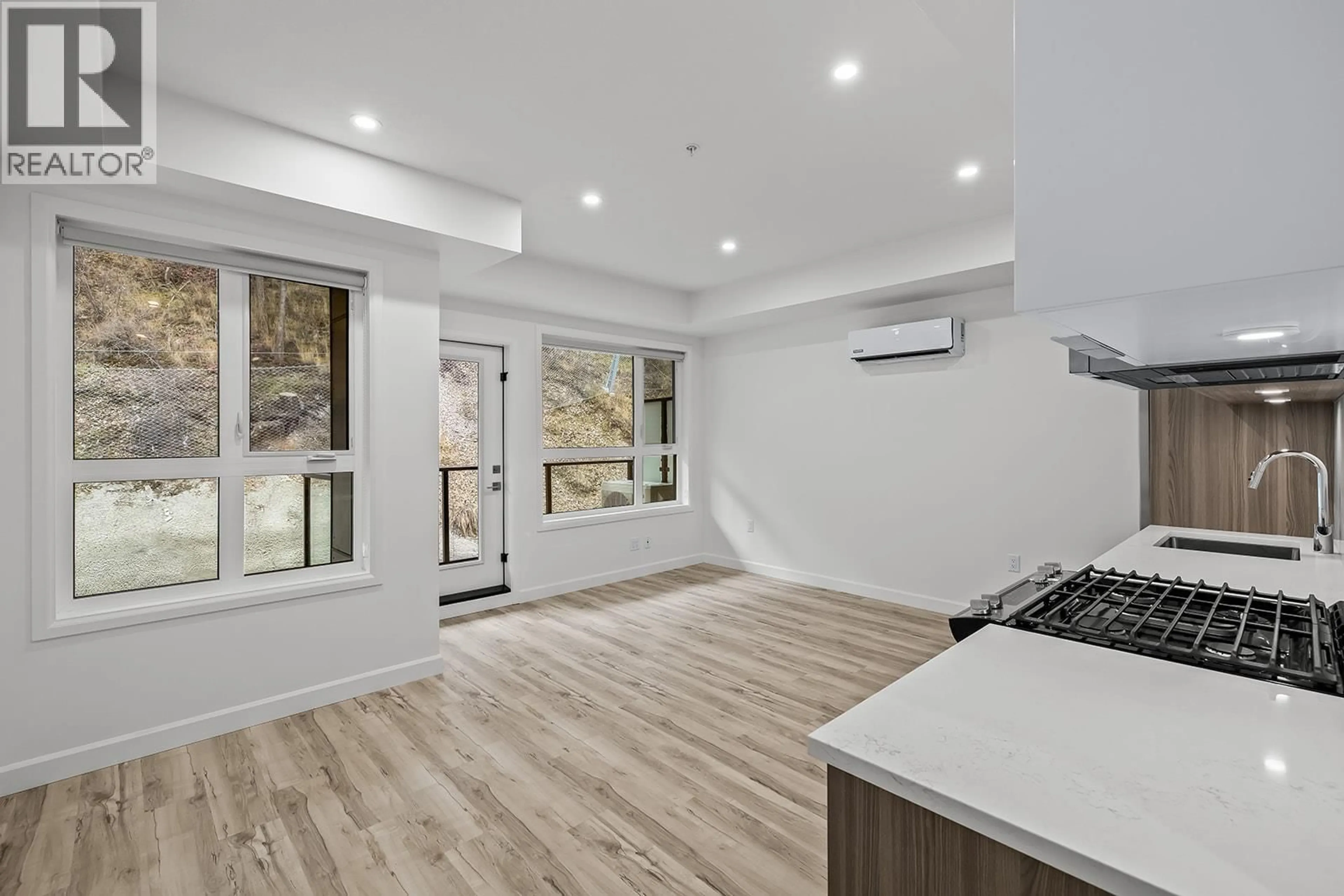 Open concept kitchen, wood/laminate floor for 415 - 630 BOYNTON PLACE, Kelowna British Columbia V1V3B8