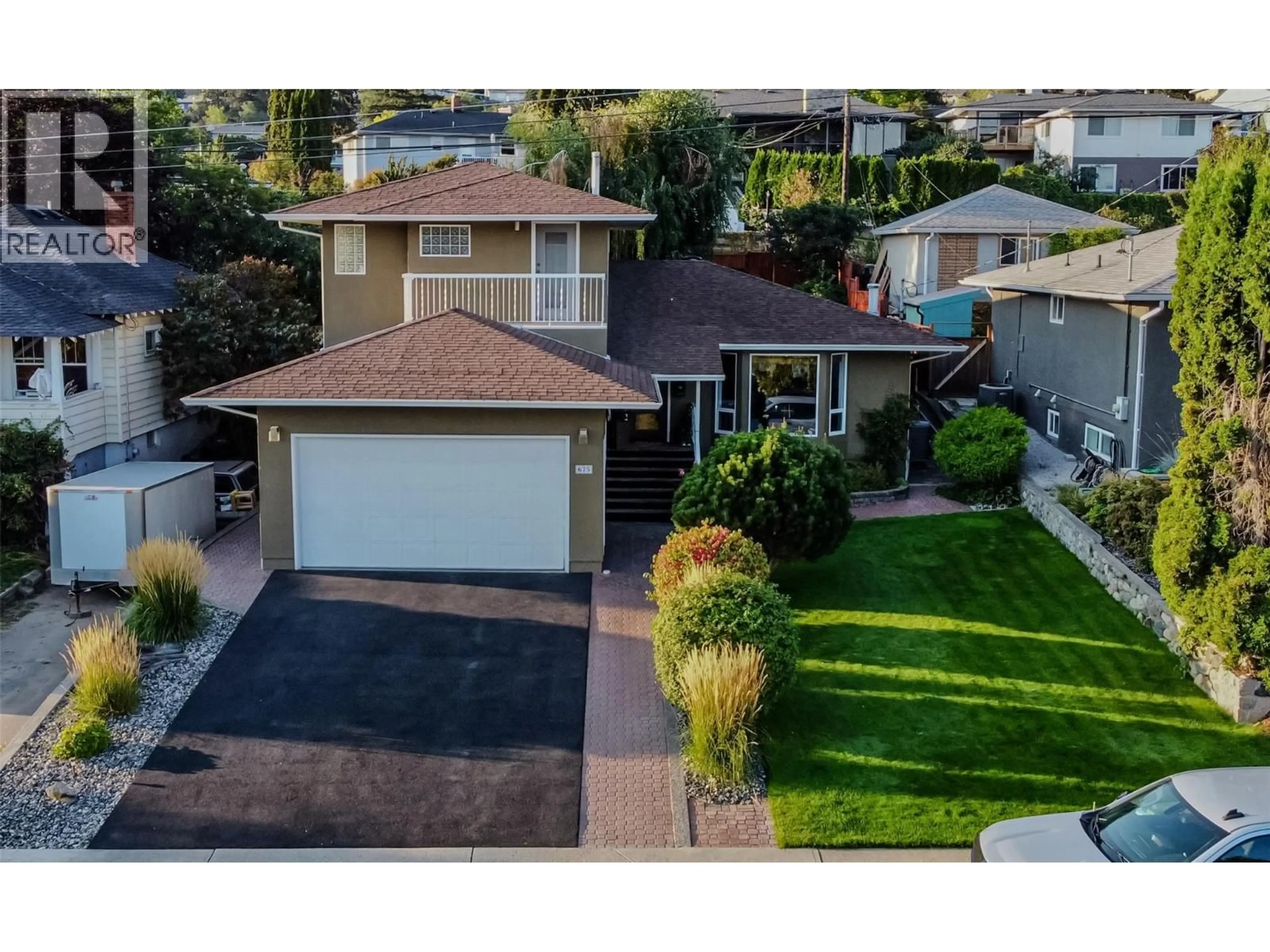 A pic from outside/outdoor area/front of a property/back of a property/a pic from drone, street for 675 MUNRO STREET, Kamloops British Columbia V2C3E5