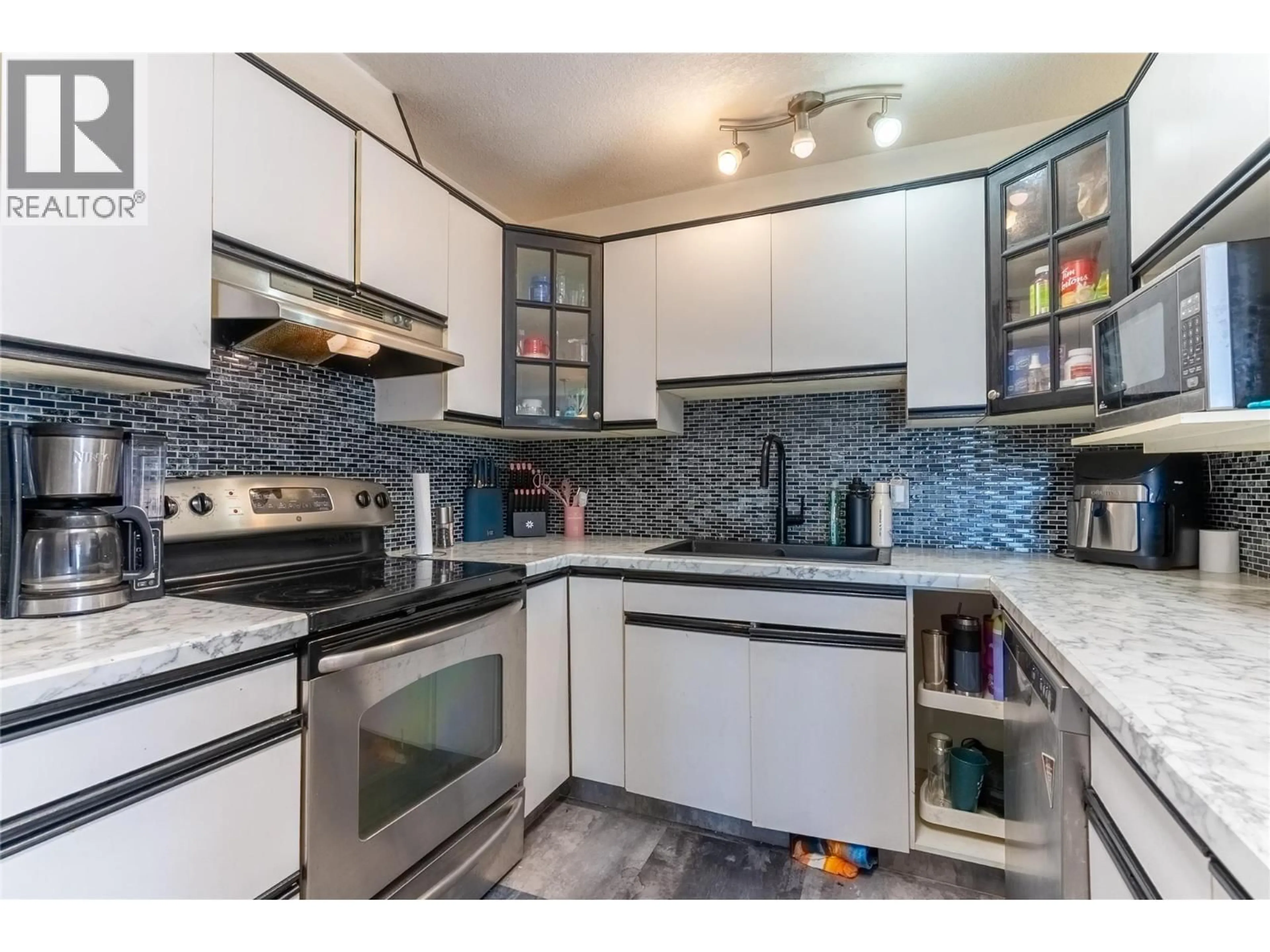 Standard kitchen, ceramic/tile floor for 881 EVERGREEN PLACE, Kamloops British Columbia V2B5M7