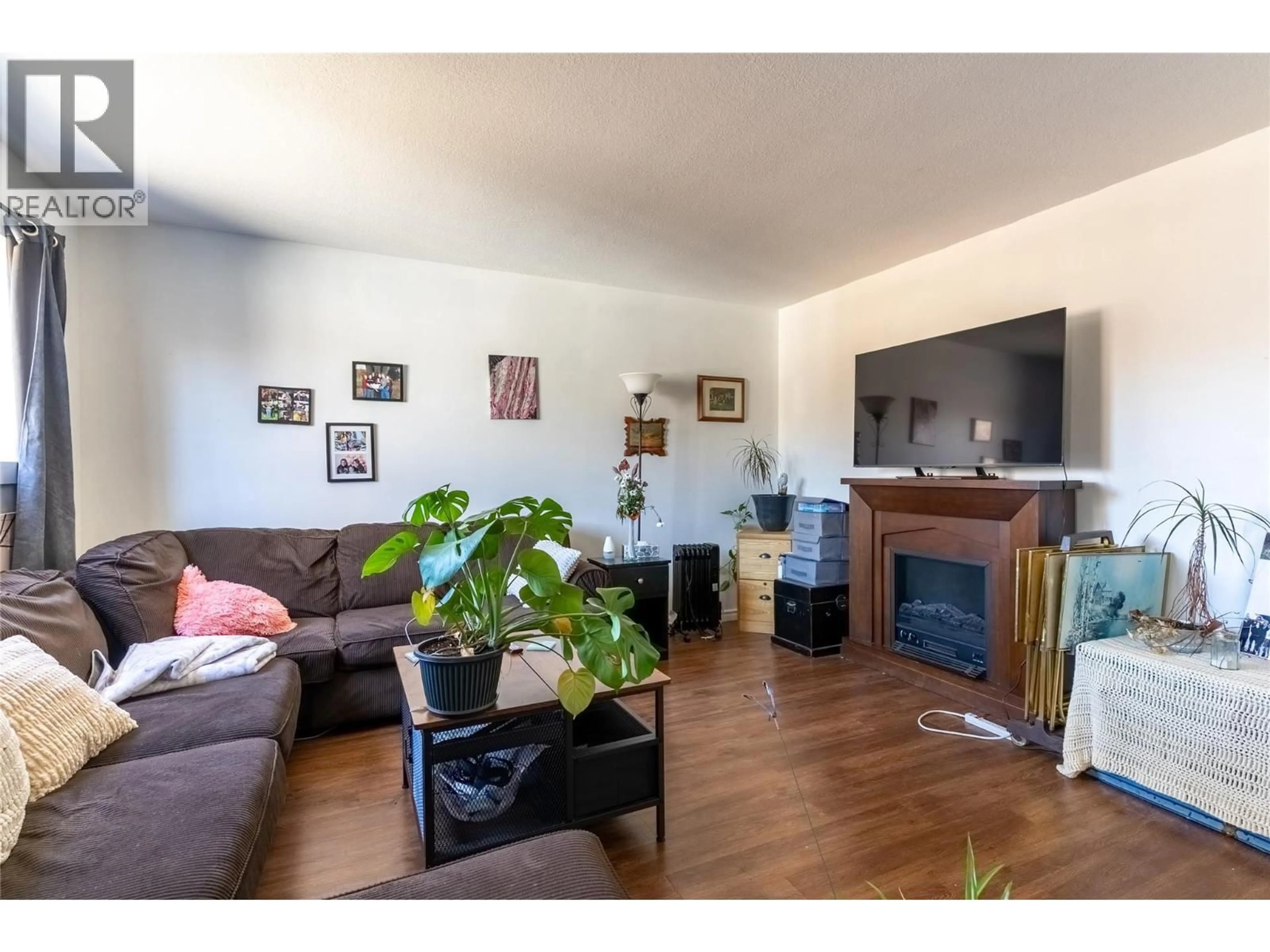 Living room with furniture, wood/laminate floor for 881 EVERGREEN PLACE, Kamloops British Columbia V2B5M7
