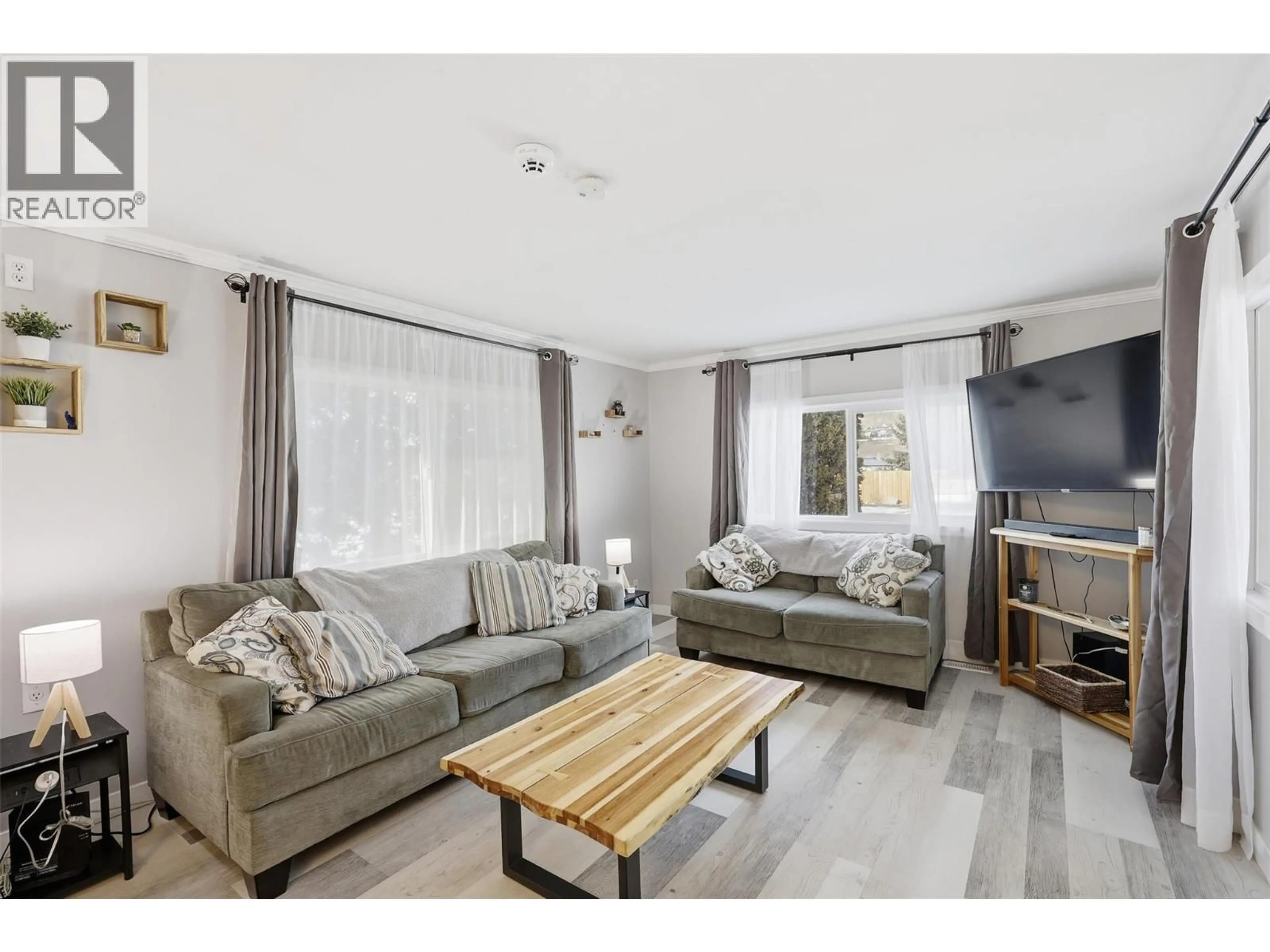 Living room with furniture, wood/laminate floor for E17 - 220 G&M ROAD, Kamloops British Columbia V2C1A4