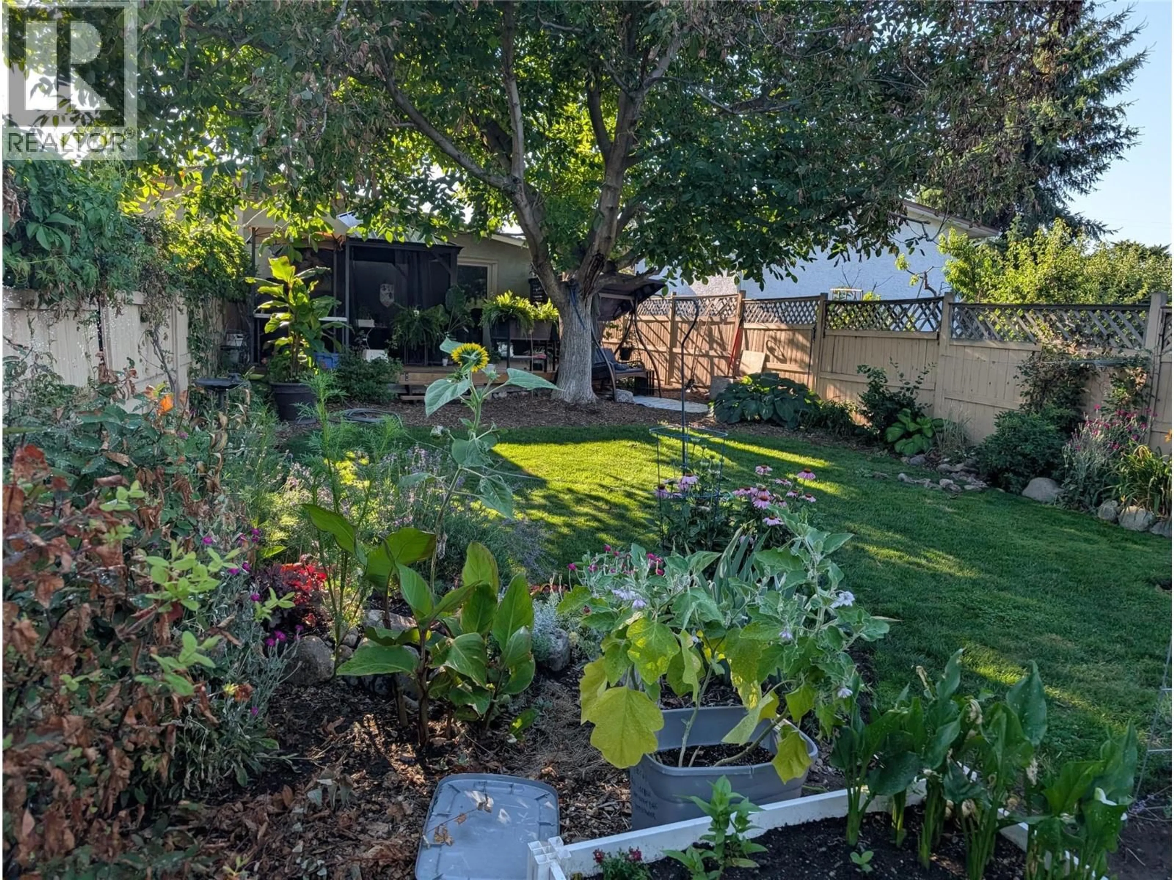 A pic from outside/outdoor area/front of a property/back of a property/a pic from drone, street for 430 FLEMING ROAD, Kelowna British Columbia V1X3Z3