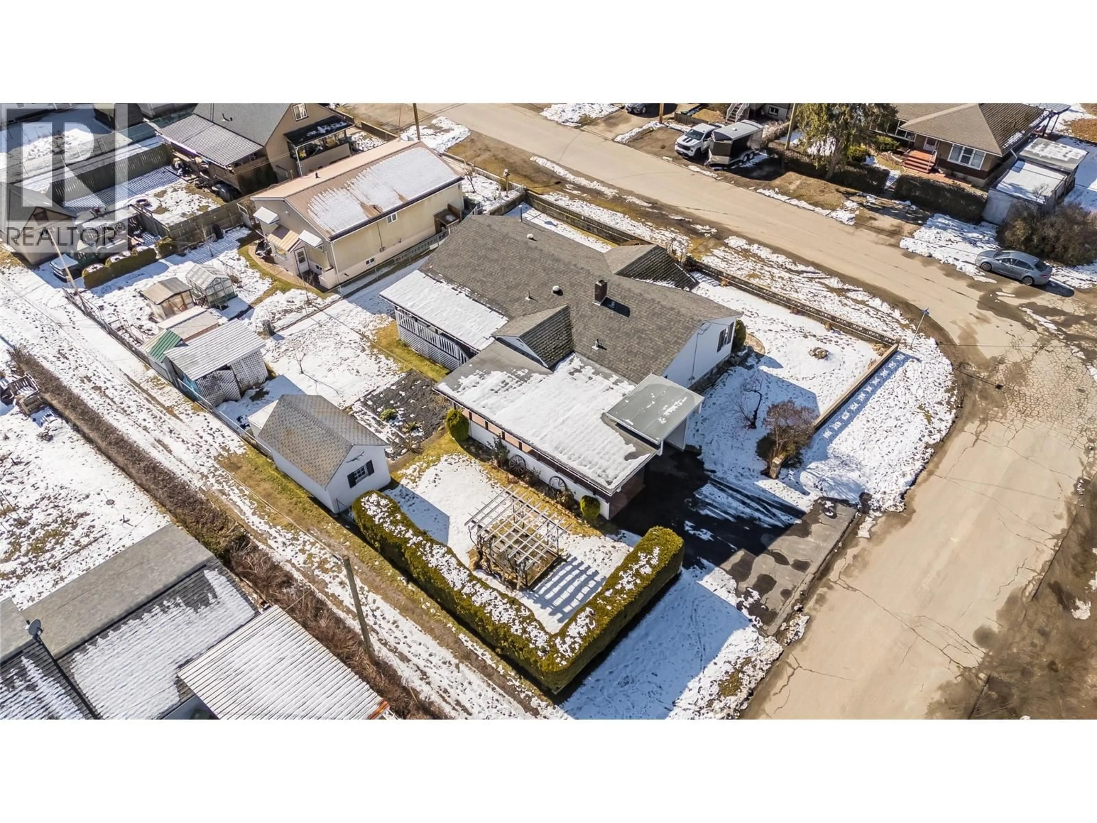 A pic from outside/outdoor area/front of a property/back of a property/a pic from drone, street for 101 10TH AVENUE, Castlegar British Columbia V1N1J9