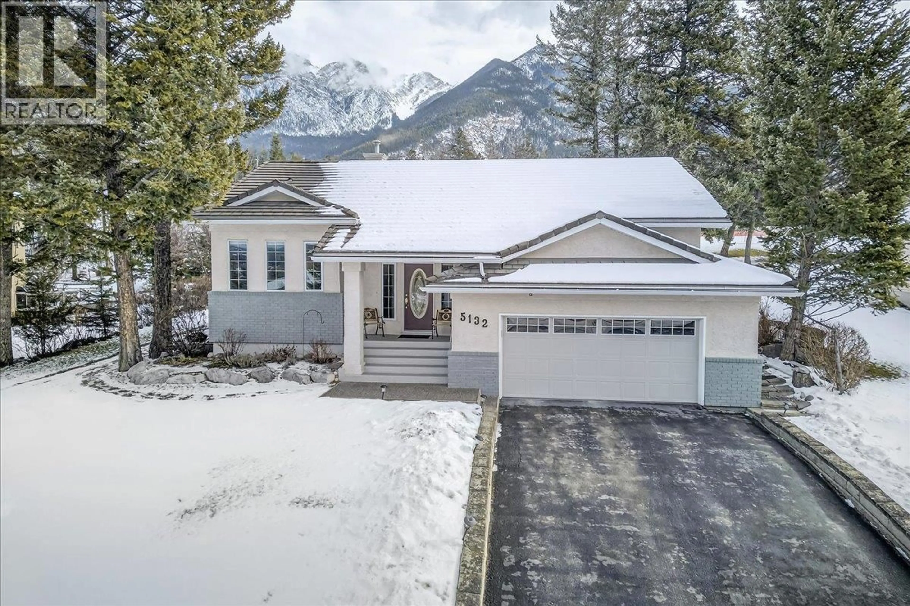 A pic from outside/outdoor area/front of a property/back of a property/a pic from drone, mountain view for 5132 RIVERVIEW CRESCENT, Fairmont Hot Springs British Columbia V0B1L1