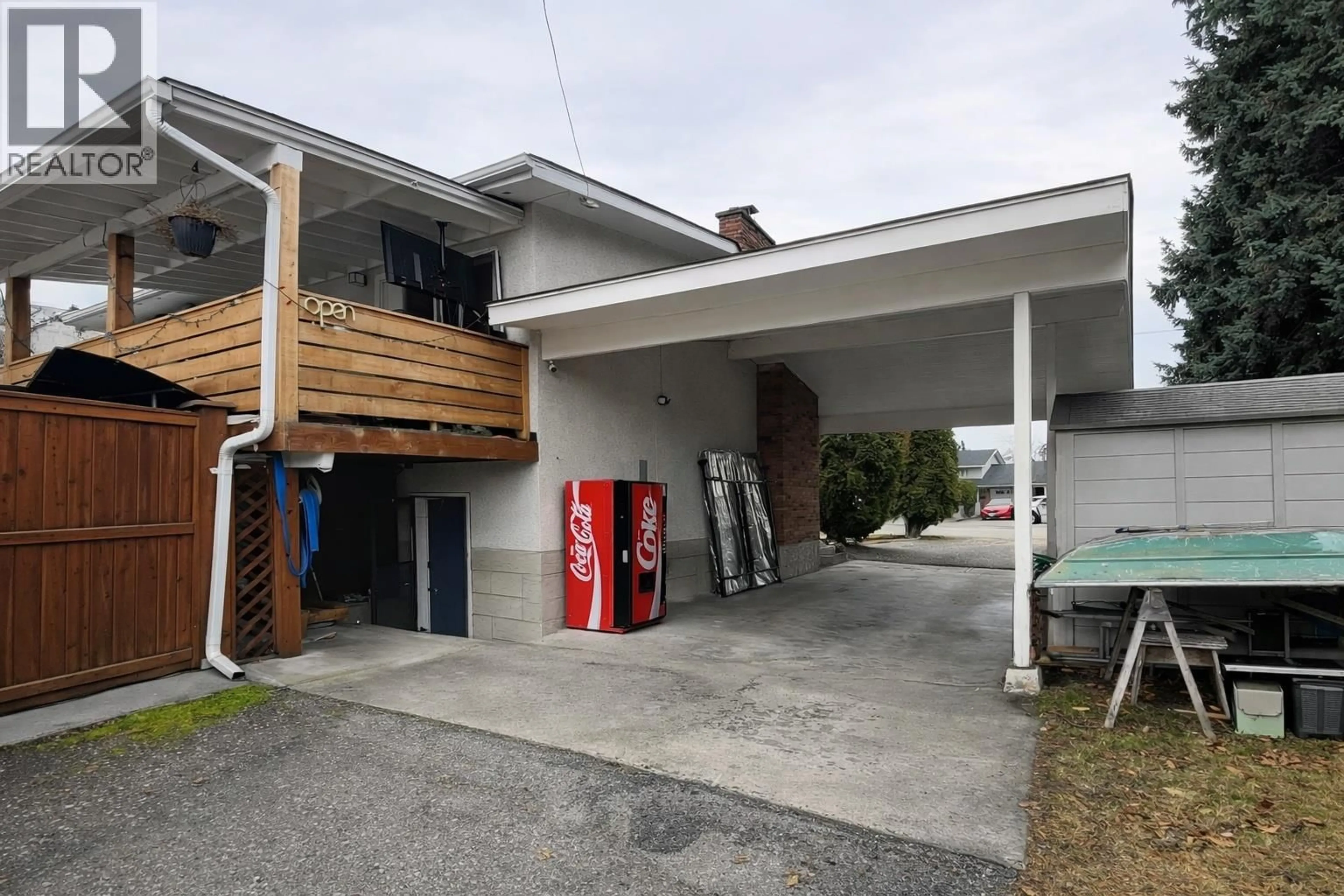 Indoor garage for 385 PERTH ROAD, Kelowna British Columbia V1X3R5