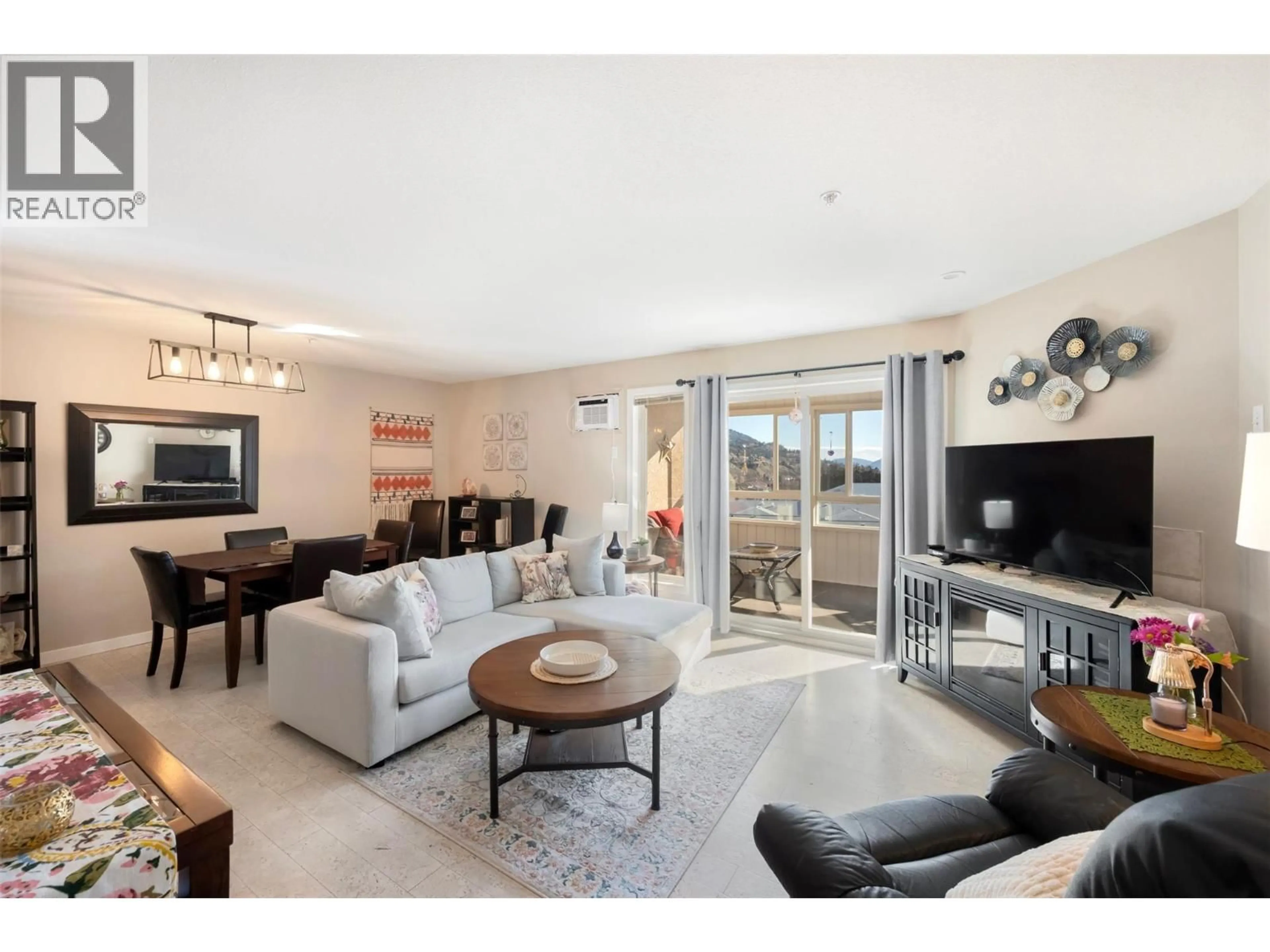 Living room with furniture, unknown for 405 - 2401 SOUTH MAIN STREET, Penticton British Columbia V2A5J1