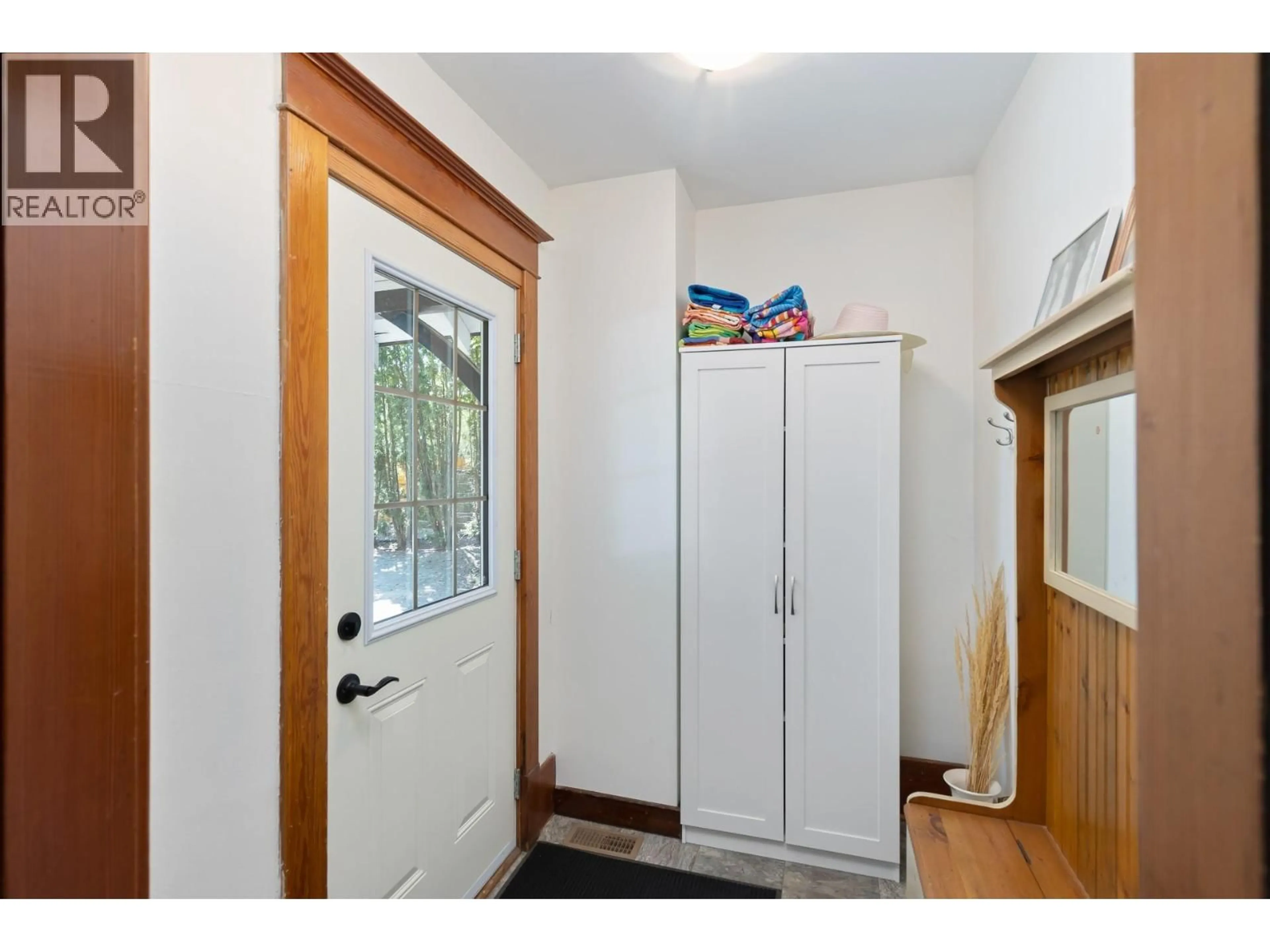 Indoor entryway for 5109 CALDWELL STREET, Summerland British Columbia V0H1Z4