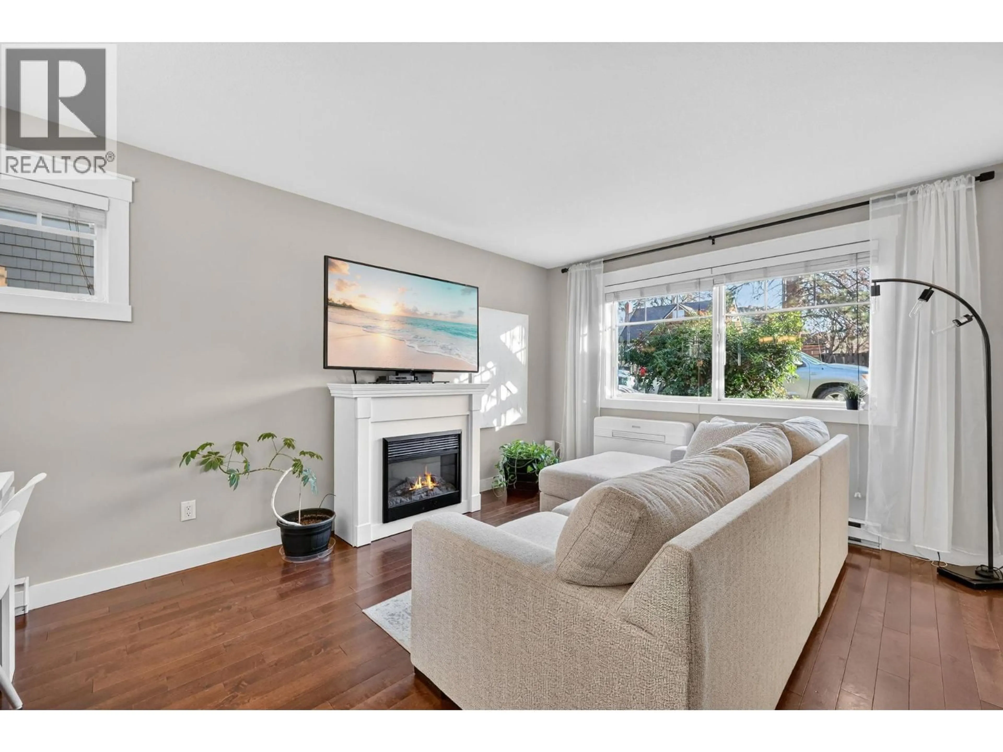 Living room with furniture, wood/laminate floor for 109 - 1390 DILWORTH CRESCENT, Kelowna British Columbia V1Y4M5