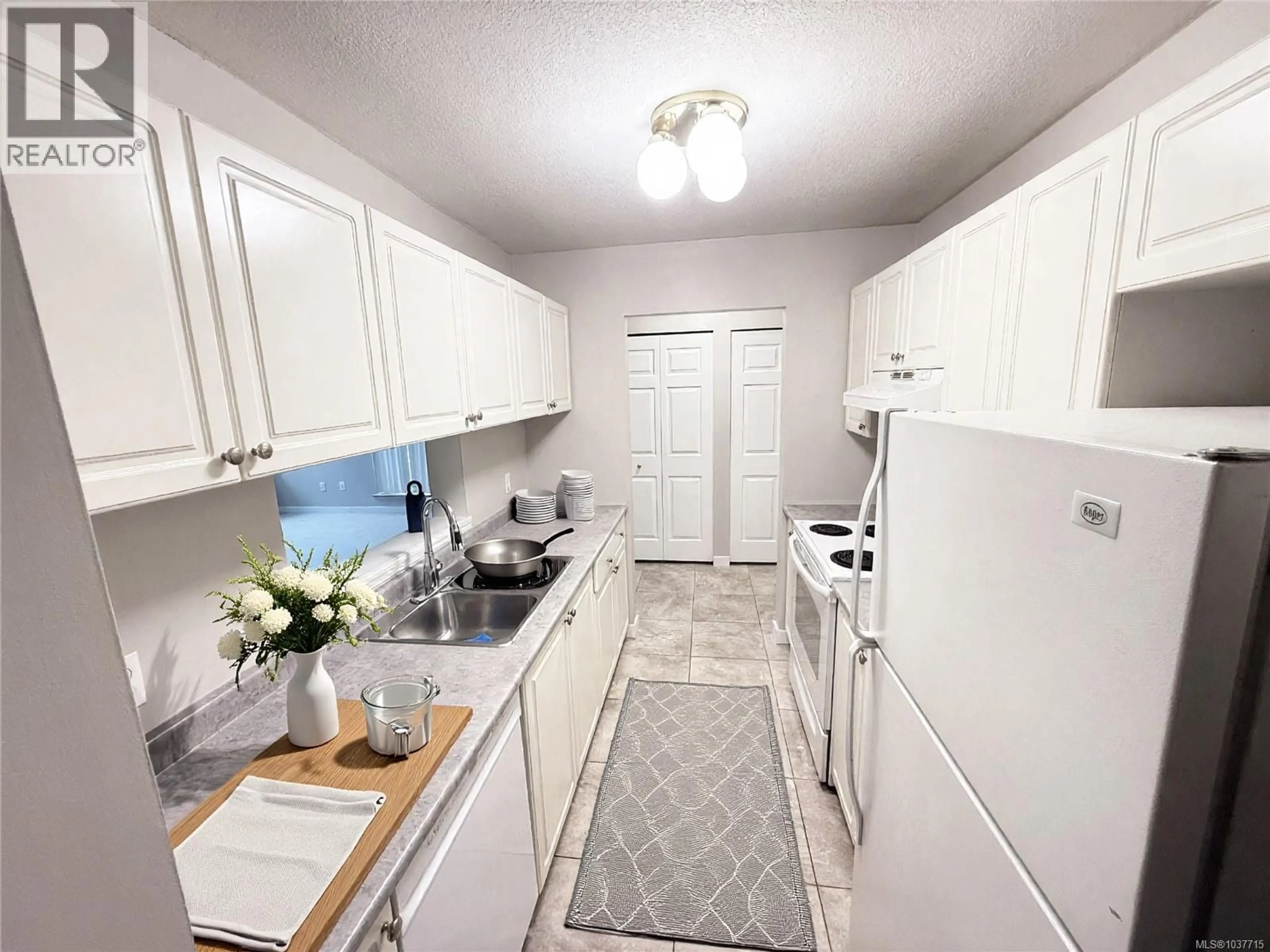 Standard kitchen, unknown for 103 - 4700 UPLANDS DRIVE, Nanaimo British Columbia V9T5V1