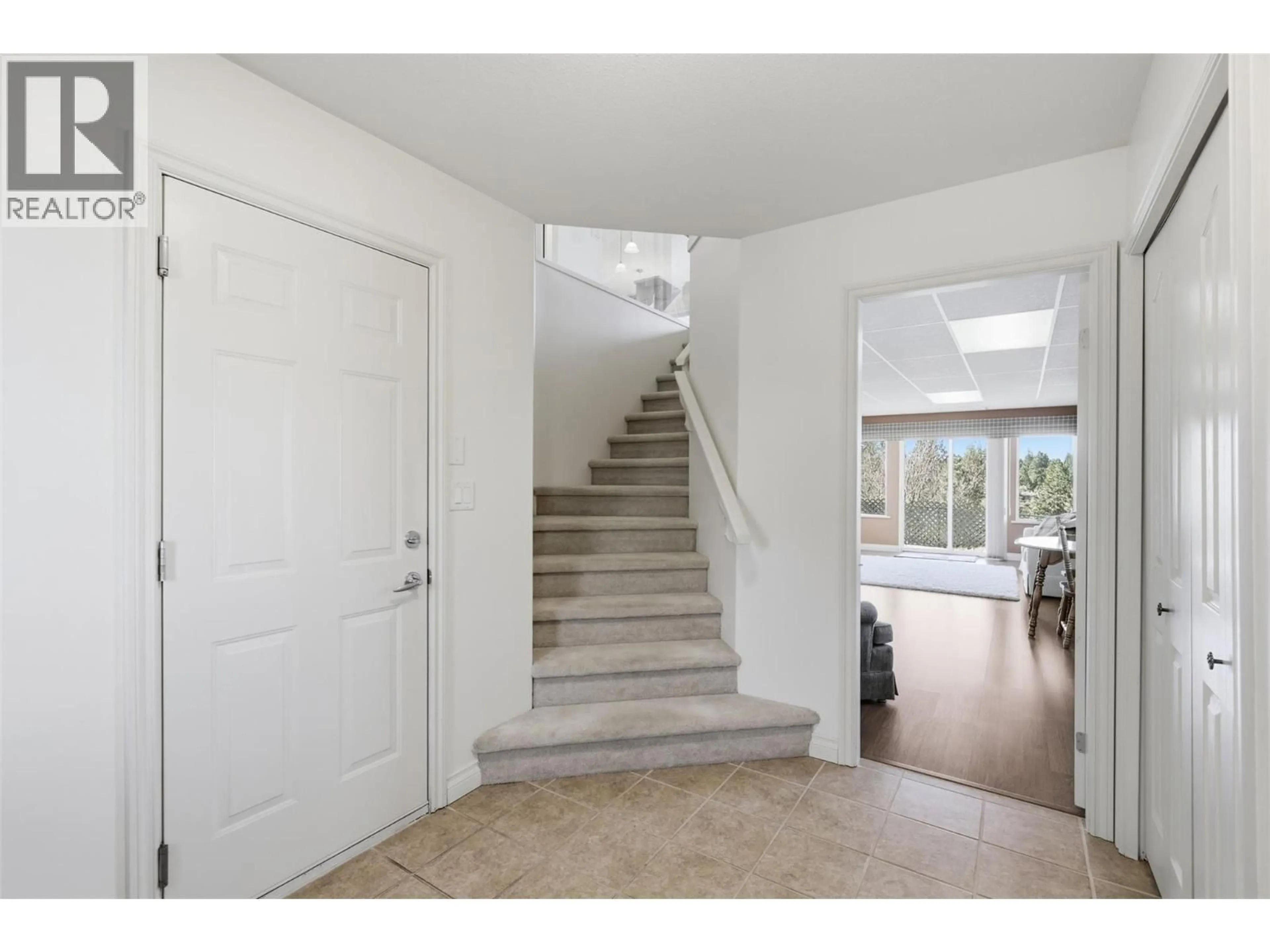 Indoor entryway for 18 - 2210 QU'APPELLE BOULEVARD, Kamloops British Columbia V2E2S4