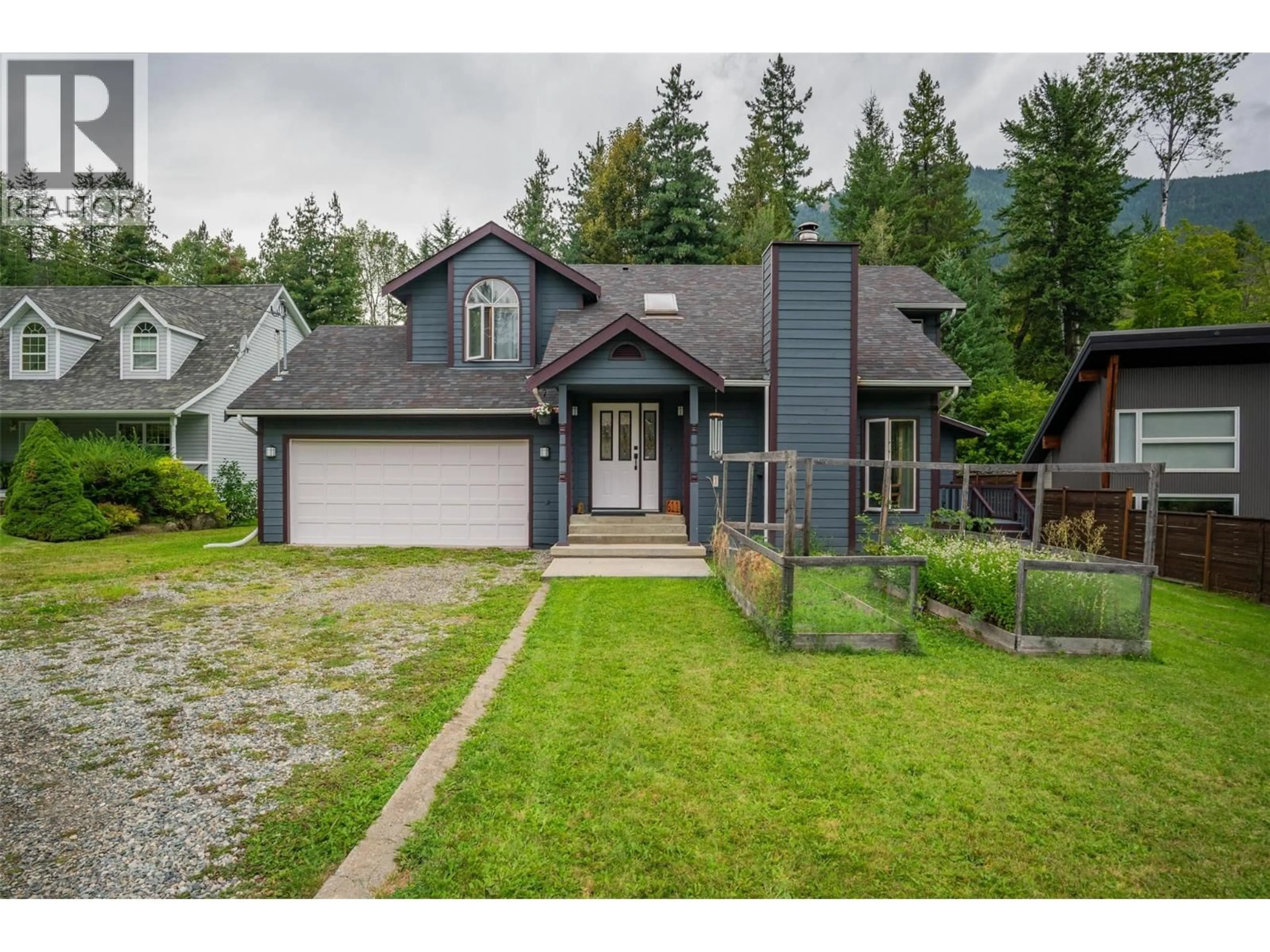 A pic from outside/outdoor area/front of a property/back of a property/a pic from drone, street for 611 7TH STREET, Kaslo British Columbia V0G1M0