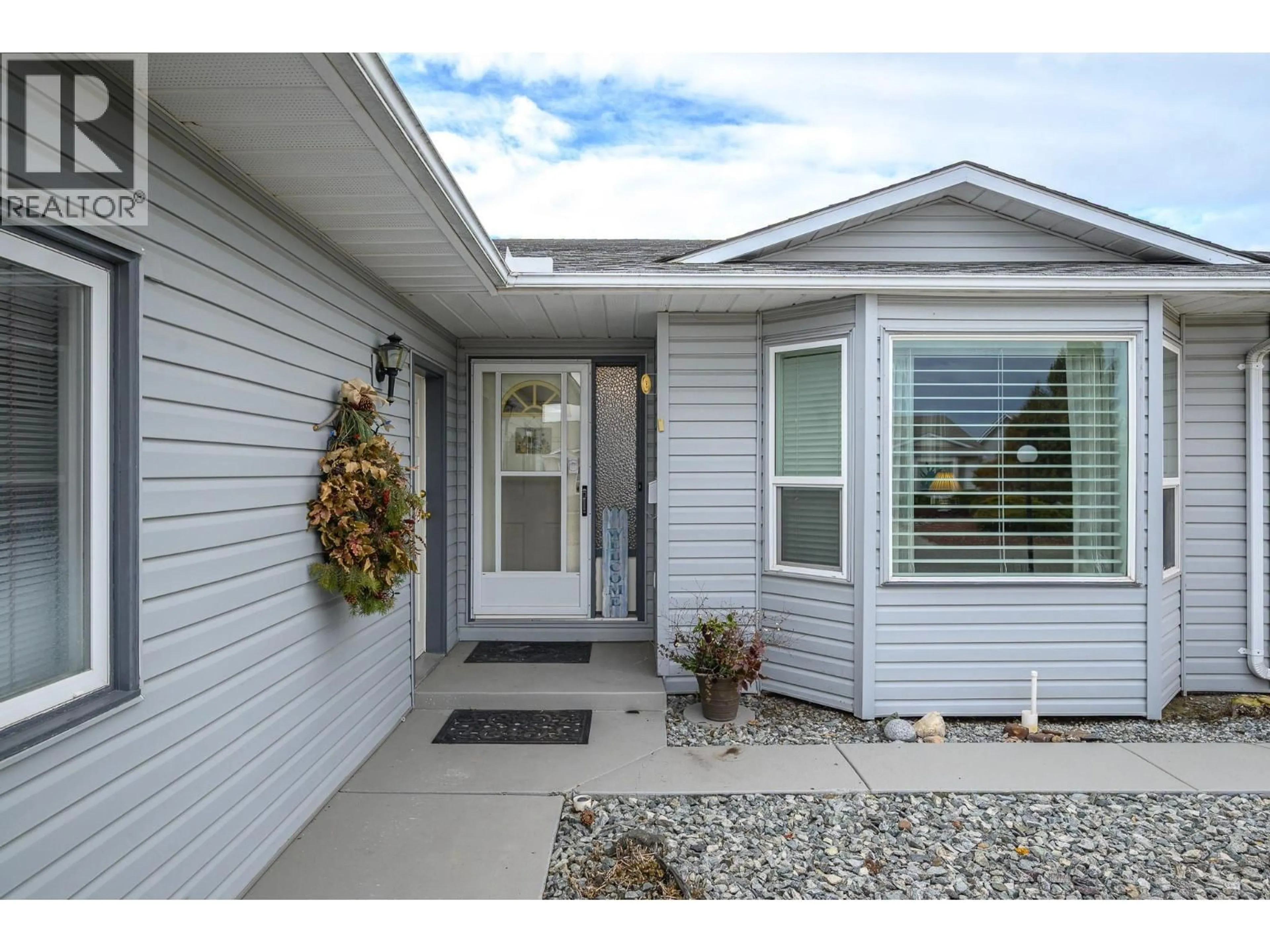Home with vinyl exterior material, street for 833 8 AVENUE, Vernon British Columbia V1H1Z1