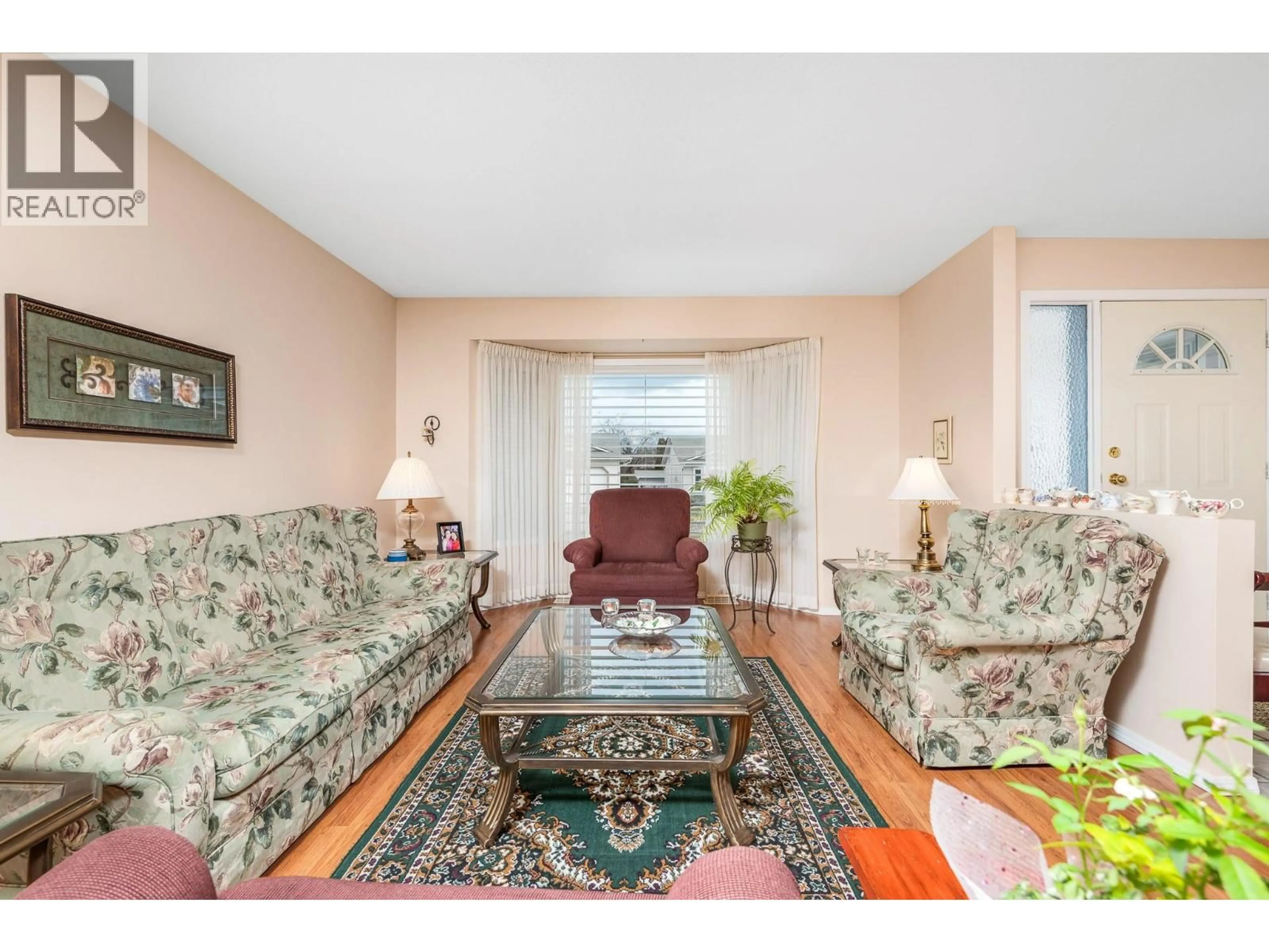 Living room with furniture, unknown for 833 8 AVENUE, Vernon British Columbia V1H1Z1