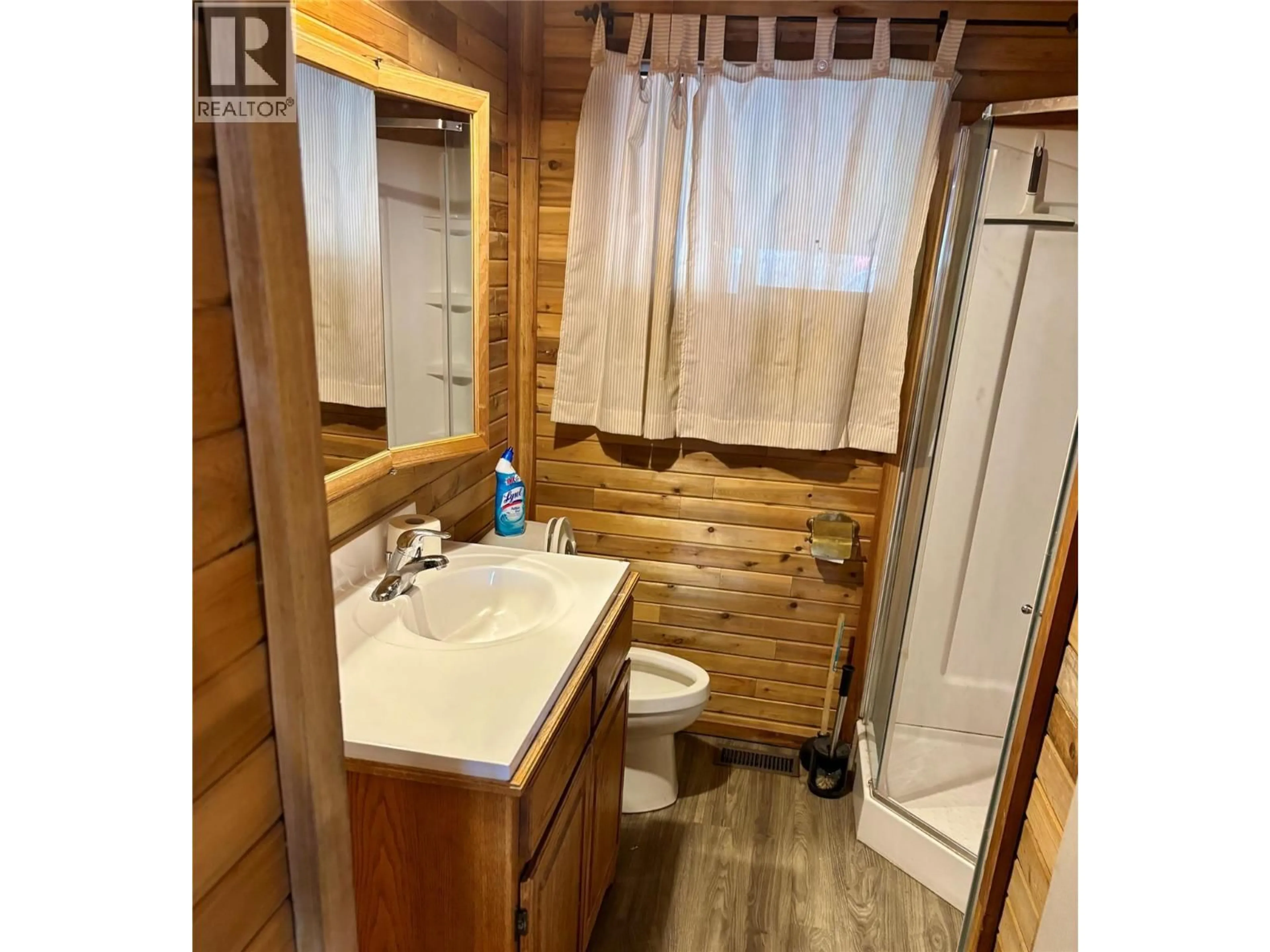 Standard bathroom, wood/laminate floor for 6252 LIPSETT AVENUE, Peachland British Columbia V0H1X7