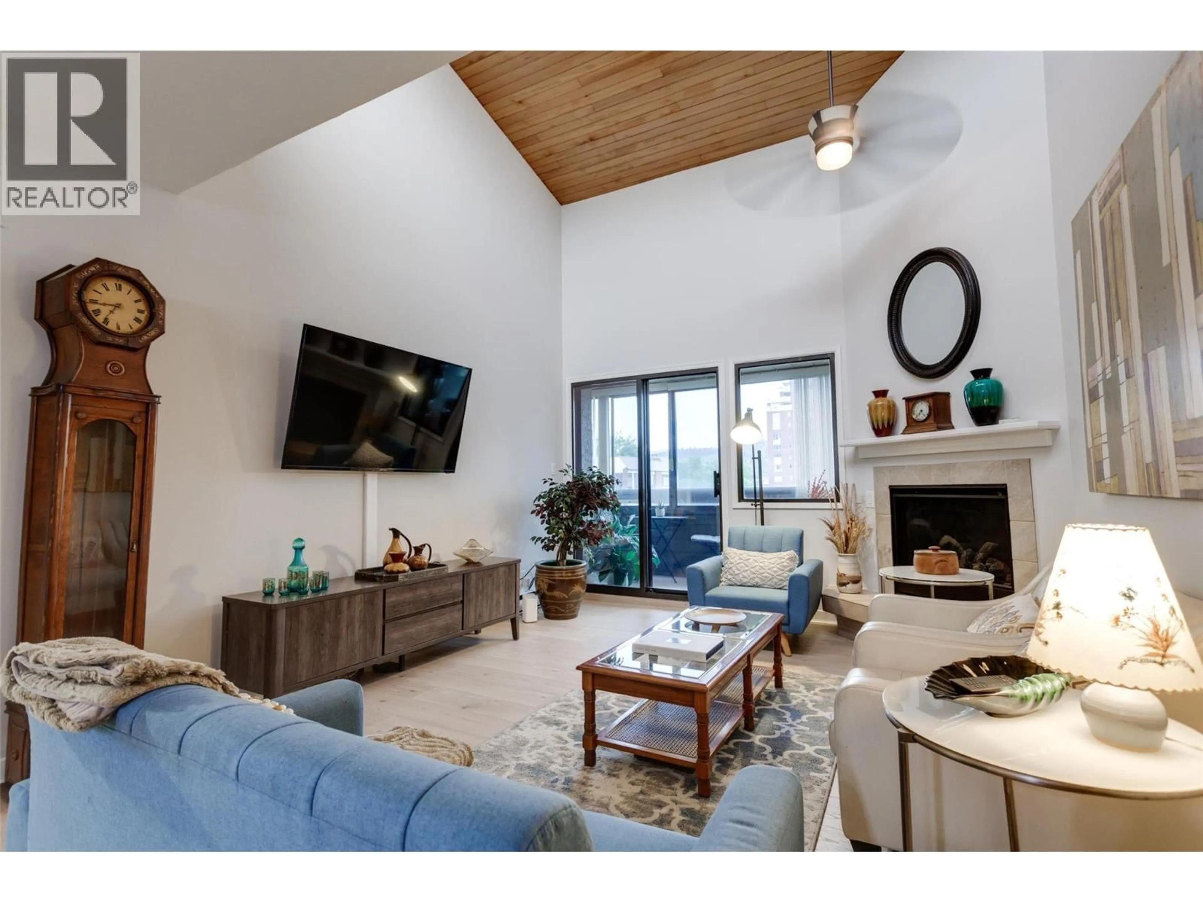 Living room with furniture, unknown for 305 - 1056 BERNARD AVENUE, Kelowna British Columbia V1Y8L7