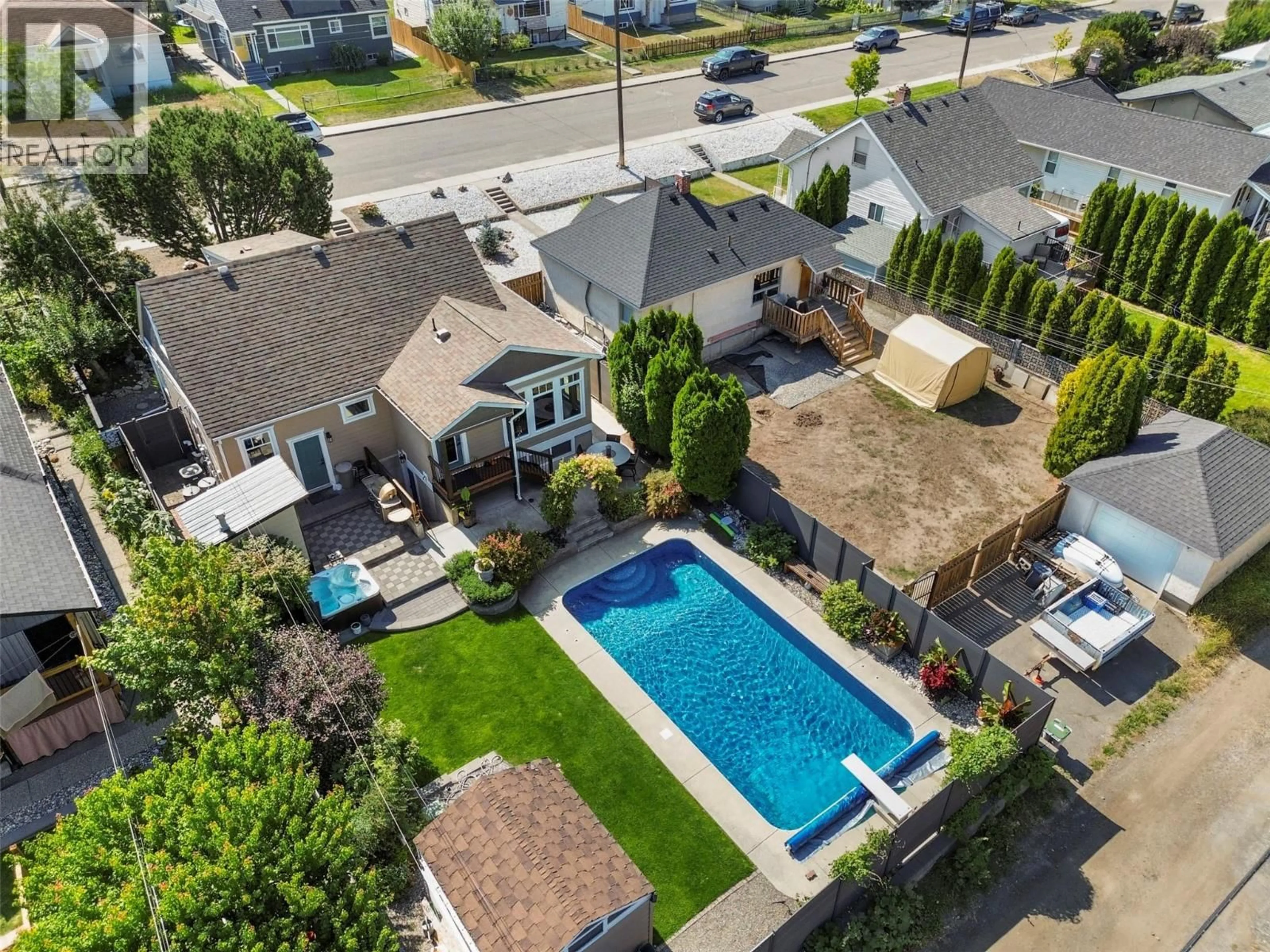 A pic from outside/outdoor area/front of a property/back of a property/a pic from drone, street for 1060 PLEASANT STREET, Kamloops British Columbia V2C3B8