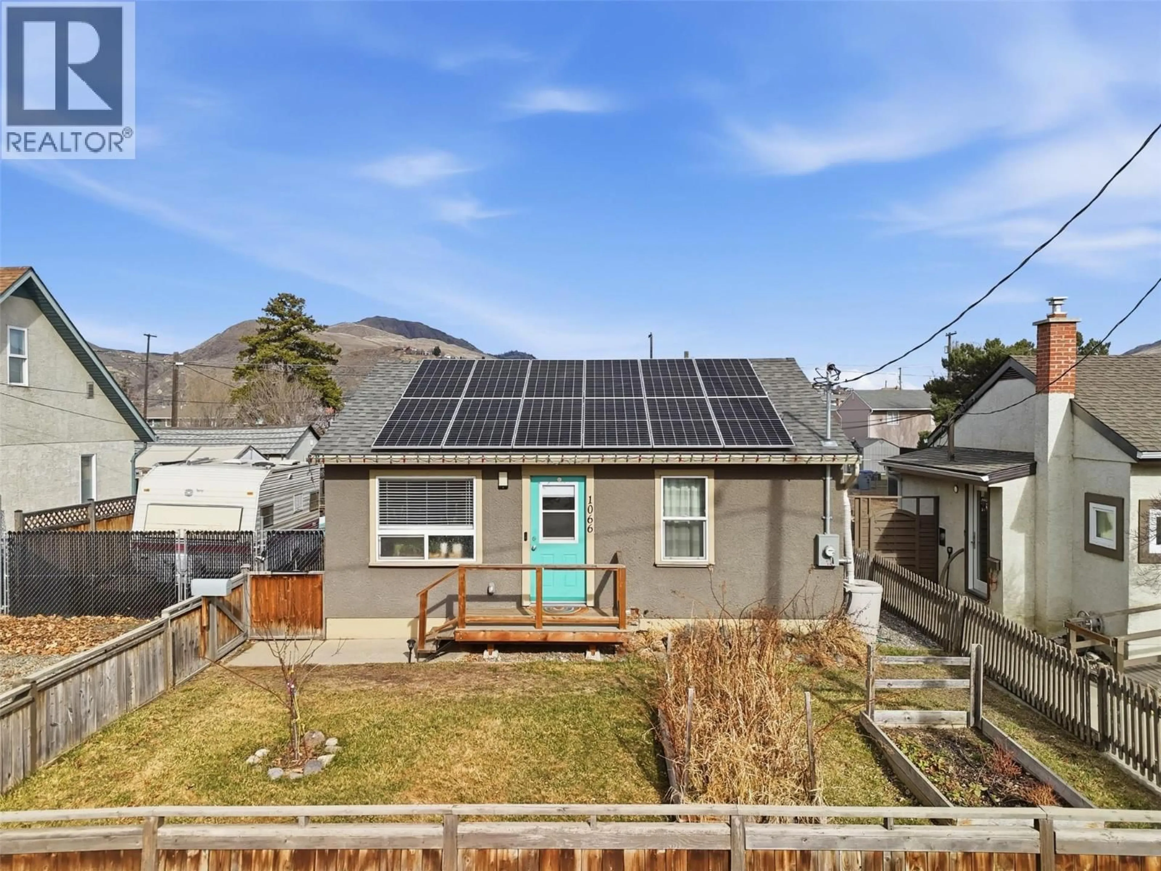 A pic from outside/outdoor area/front of a property/back of a property/a pic from drone, street for 1066 WESTMINSTER AVENUE, Kamloops British Columbia V2B1P2