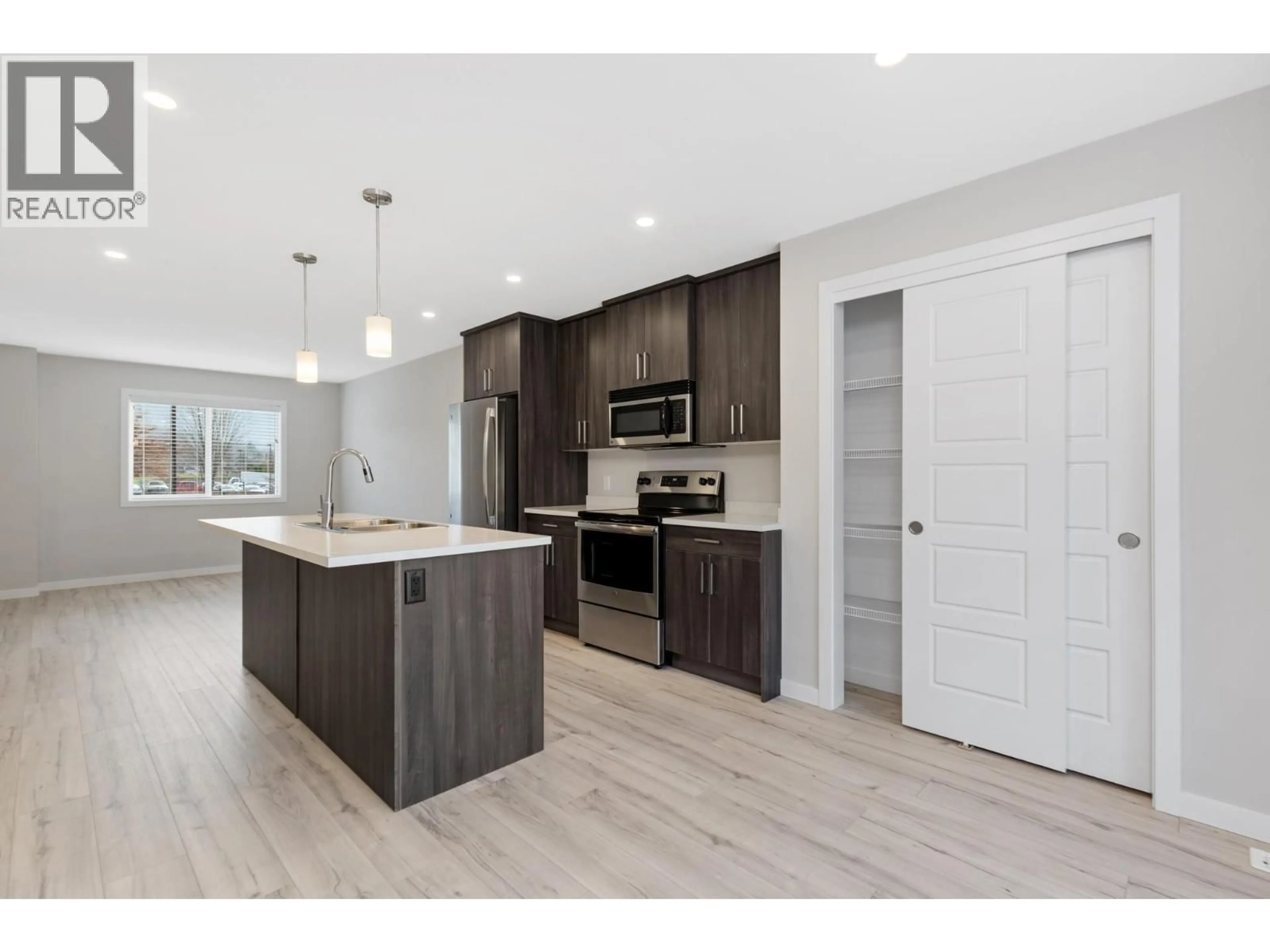 Open concept kitchen, wood/laminate floor for 1 - 2081 11 AVENUE NORTHEAST, Salmon Arm British Columbia V1E0G1