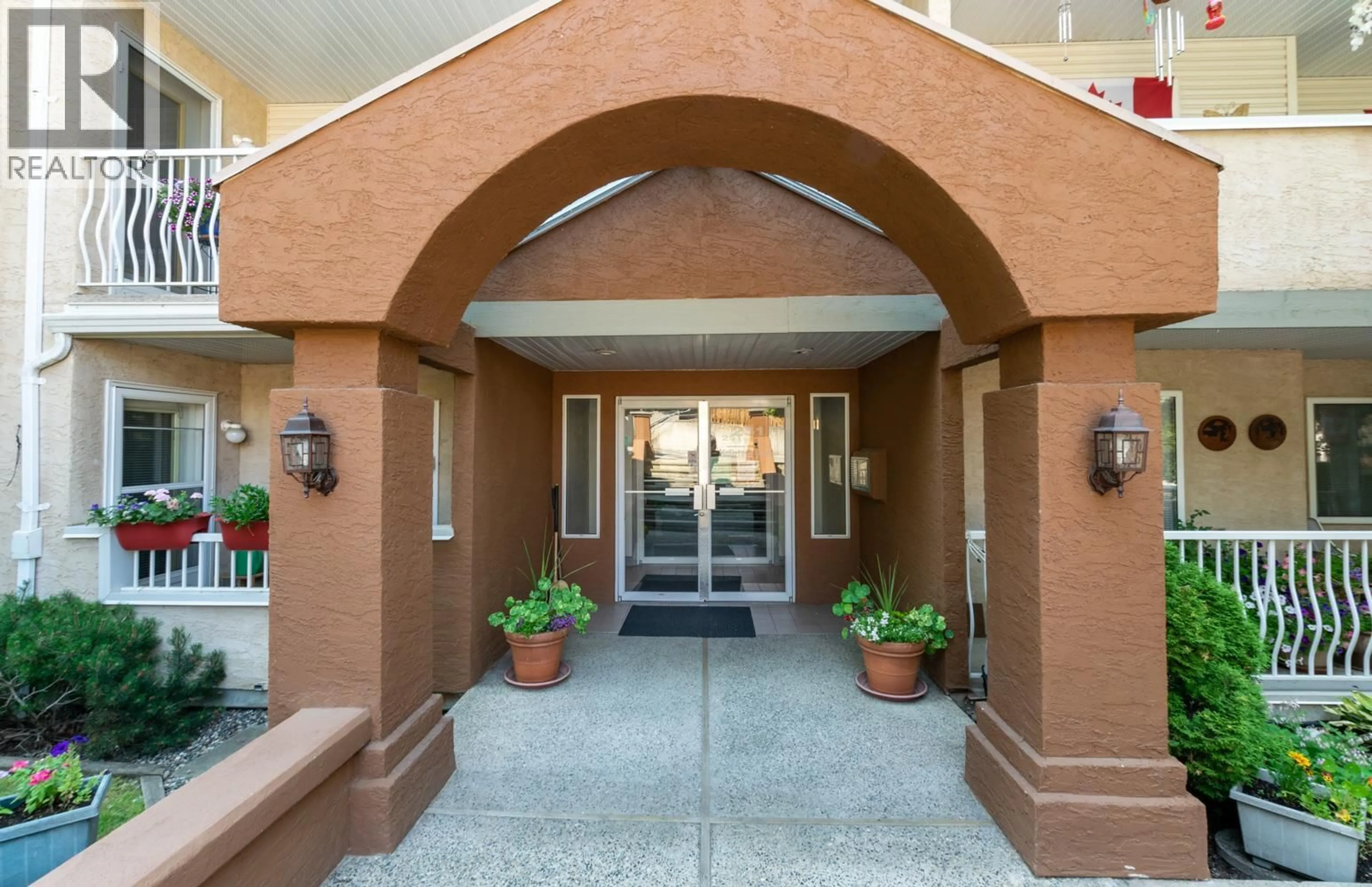 Indoor foyer for 201 - 251 6 STREET SOUTHEAST, Salmon Arm British Columbia V1E1J9