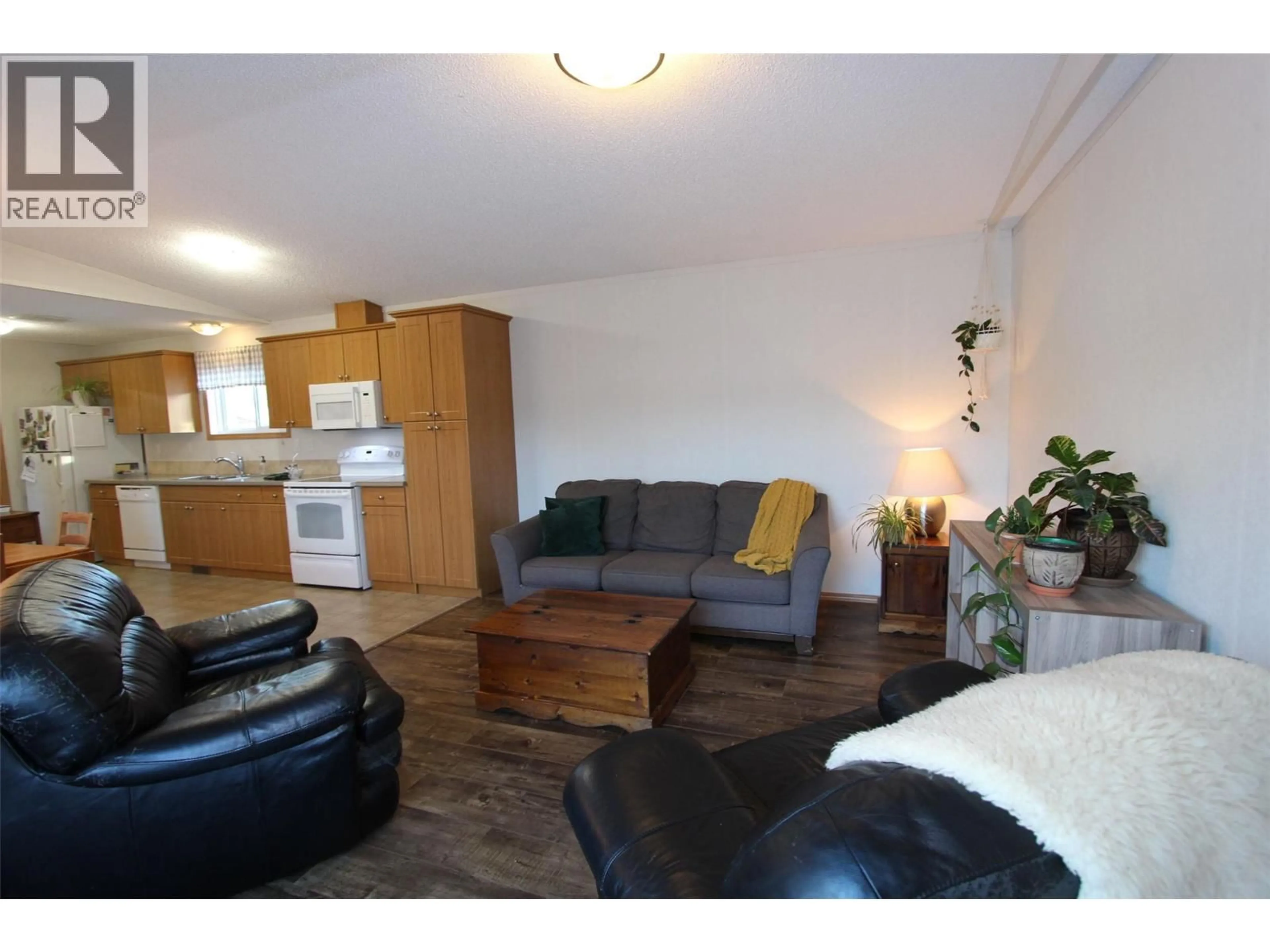 Living room with furniture, wood/laminate floor for 57 - 100 INDUSTRIAL #1 ROAD, Sparwood British Columbia V0B2G3