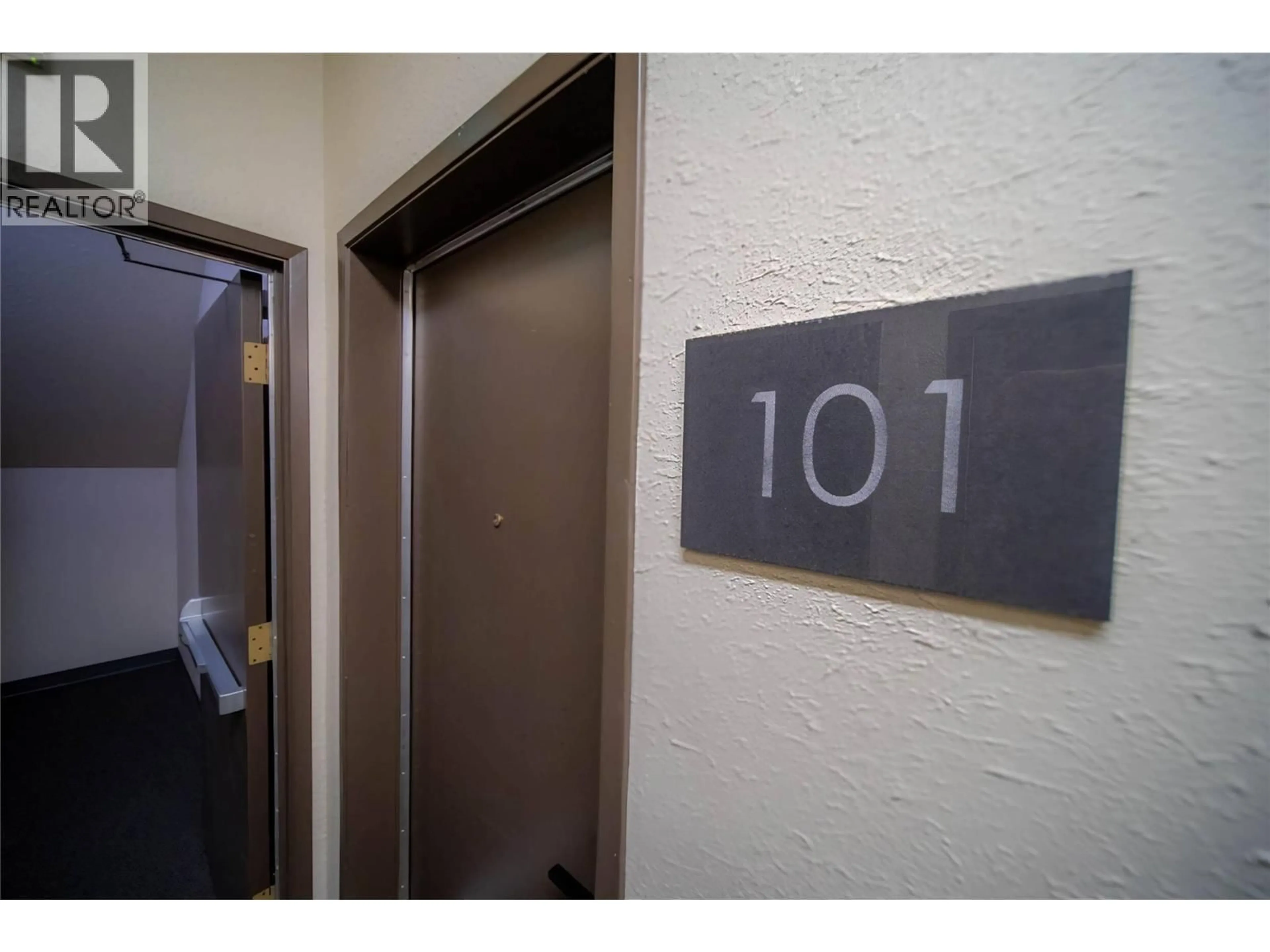 Indoor foyer for 101 - 541 5TH AVENUE, Fernie British Columbia V0B1M0