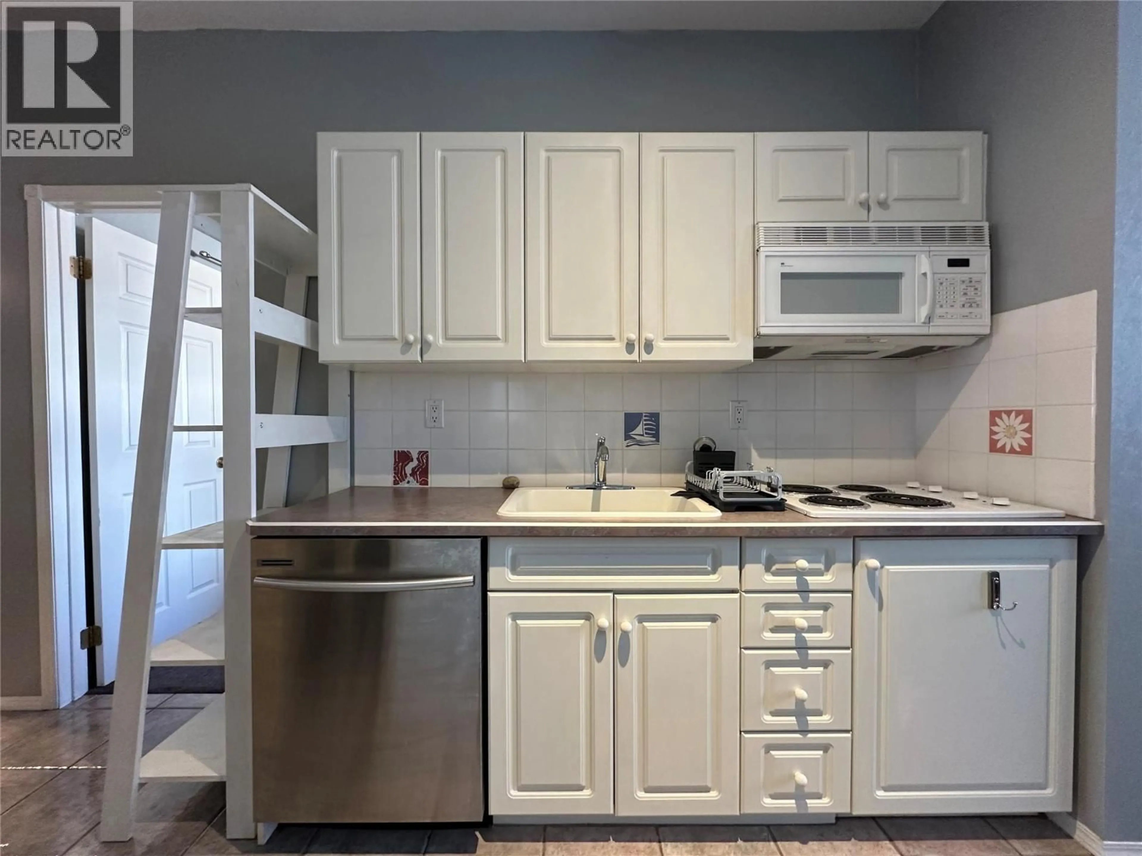 Standard kitchen, unknown for 2006B - 5052 RIVERVIEW ROAD, Fairmont Hot Springs British Columbia V0B1L1