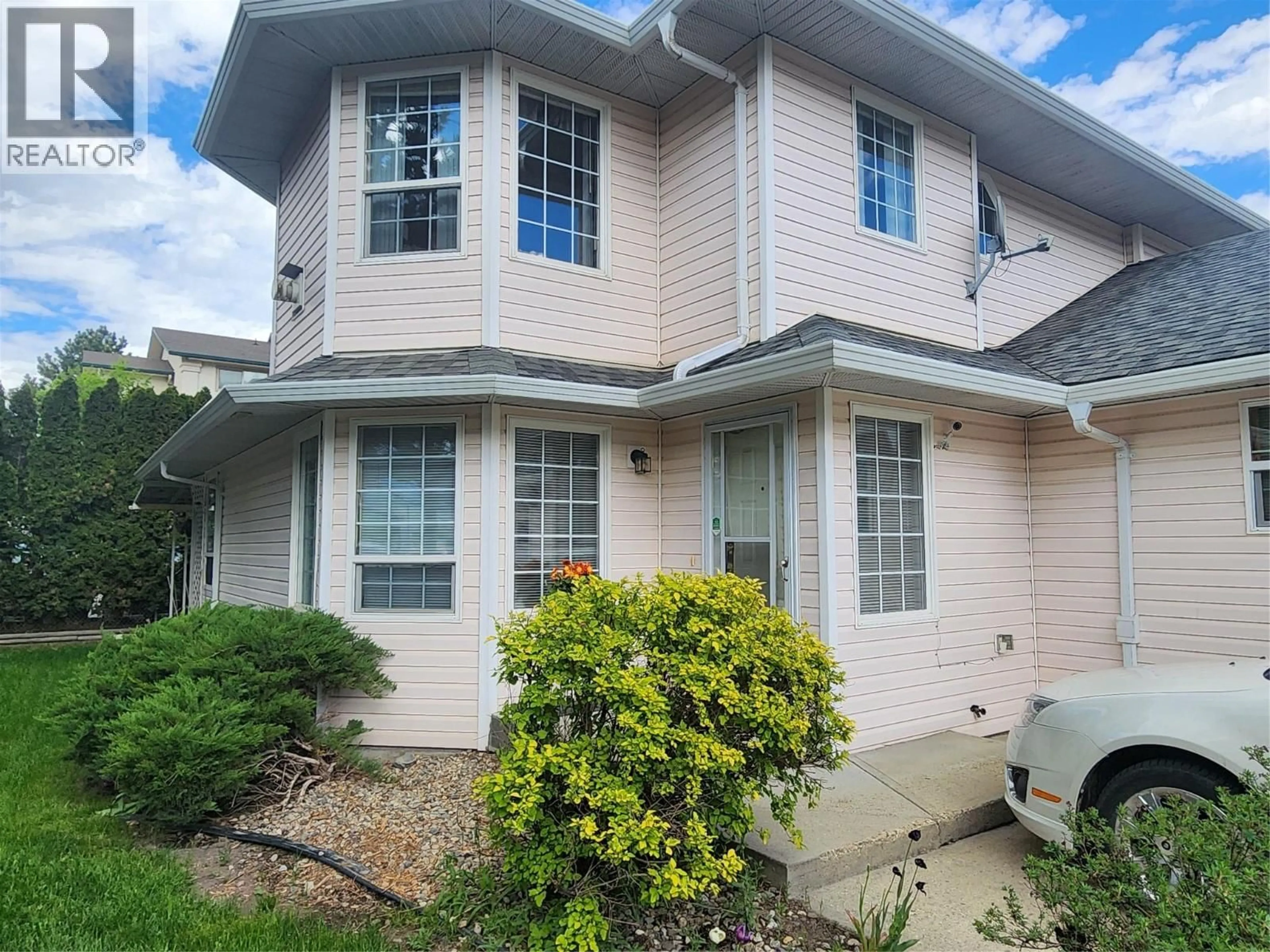 Home with vinyl exterior material, street for 101 - 870 10 STREET SOUTHWEST, Salmon Arm British Columbia V1E1L9