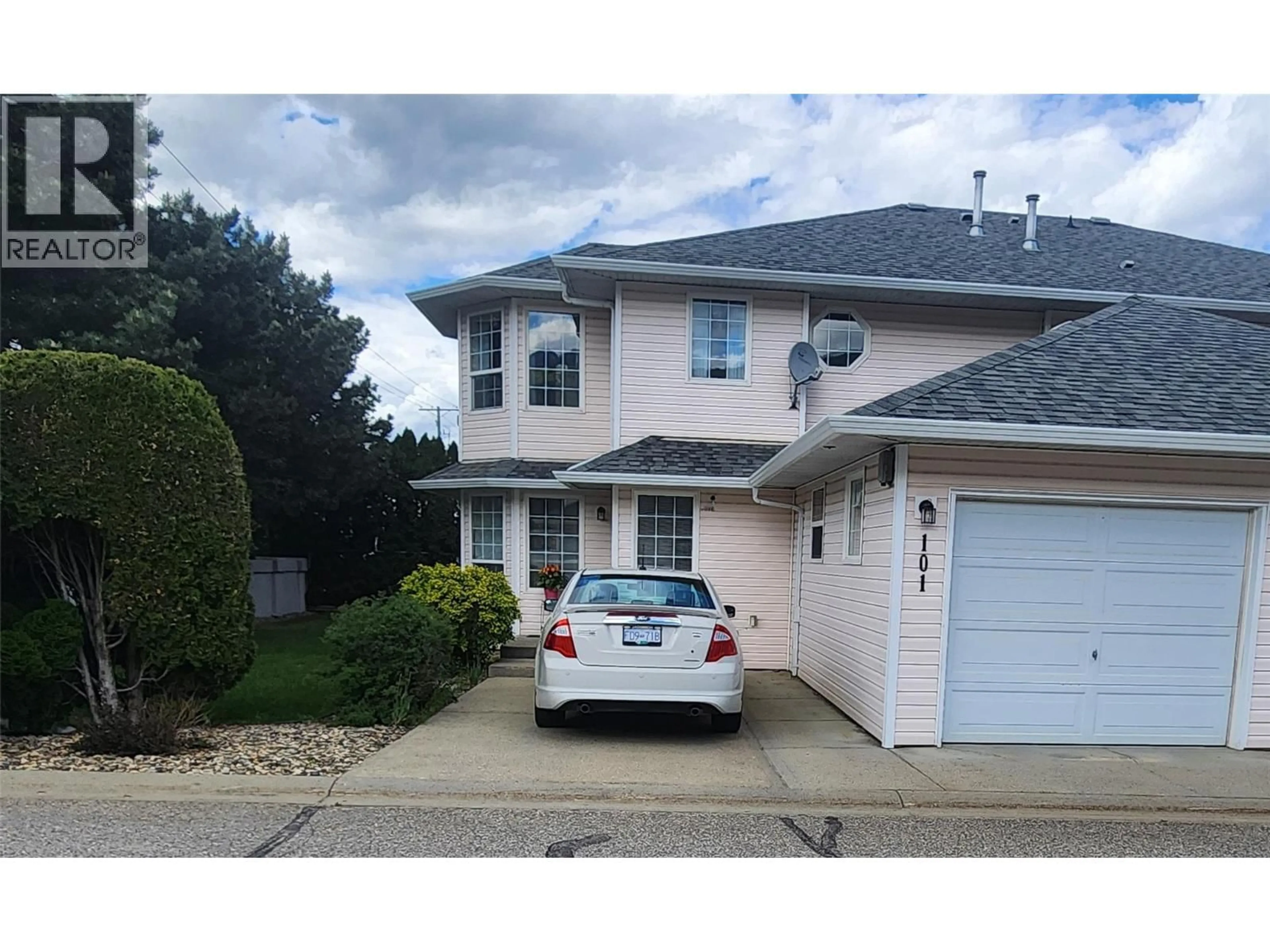 Home with vinyl exterior material, street for 101 - 870 10 STREET SOUTHWEST, Salmon Arm British Columbia V1E1L9