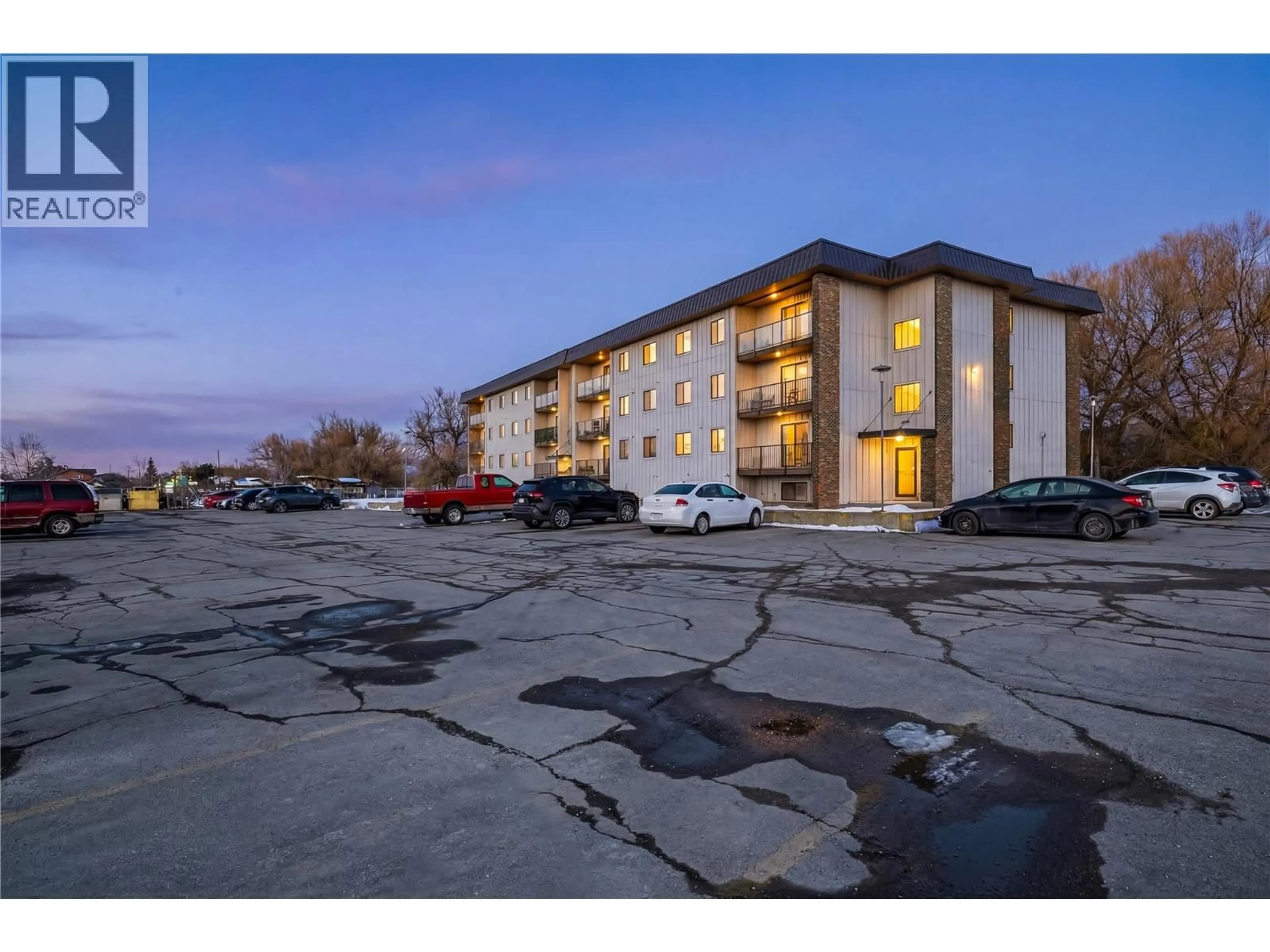 A pic from outside/outdoor area/front of a property/back of a property/a pic from drone, building for 404 - 606 18TH AVENUE NORTH, Cranbrook British Columbia V1C5M1