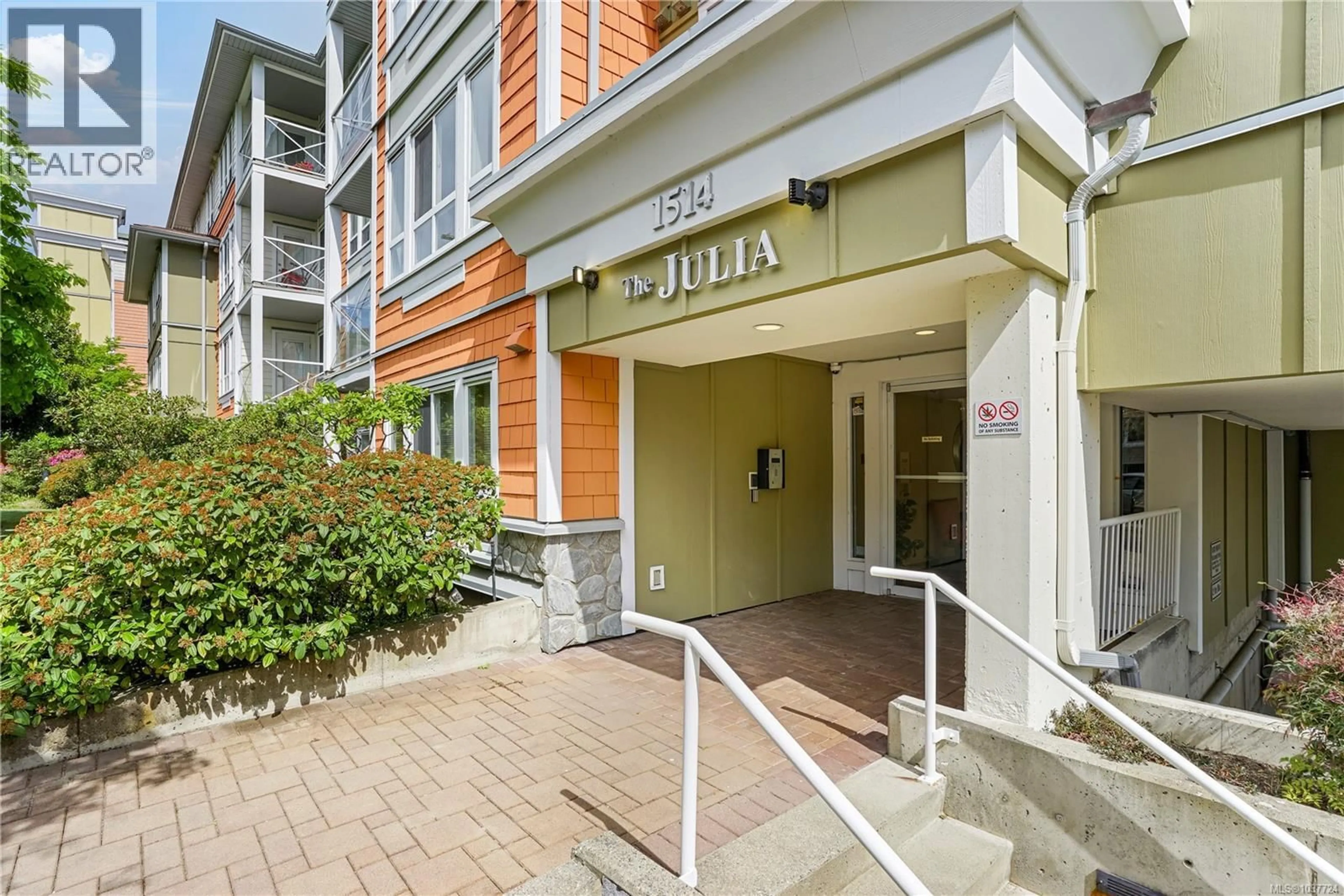 Indoor entryway for 204 - 1514 CHURCH AVENUE, Saanich British Columbia V8P0A3