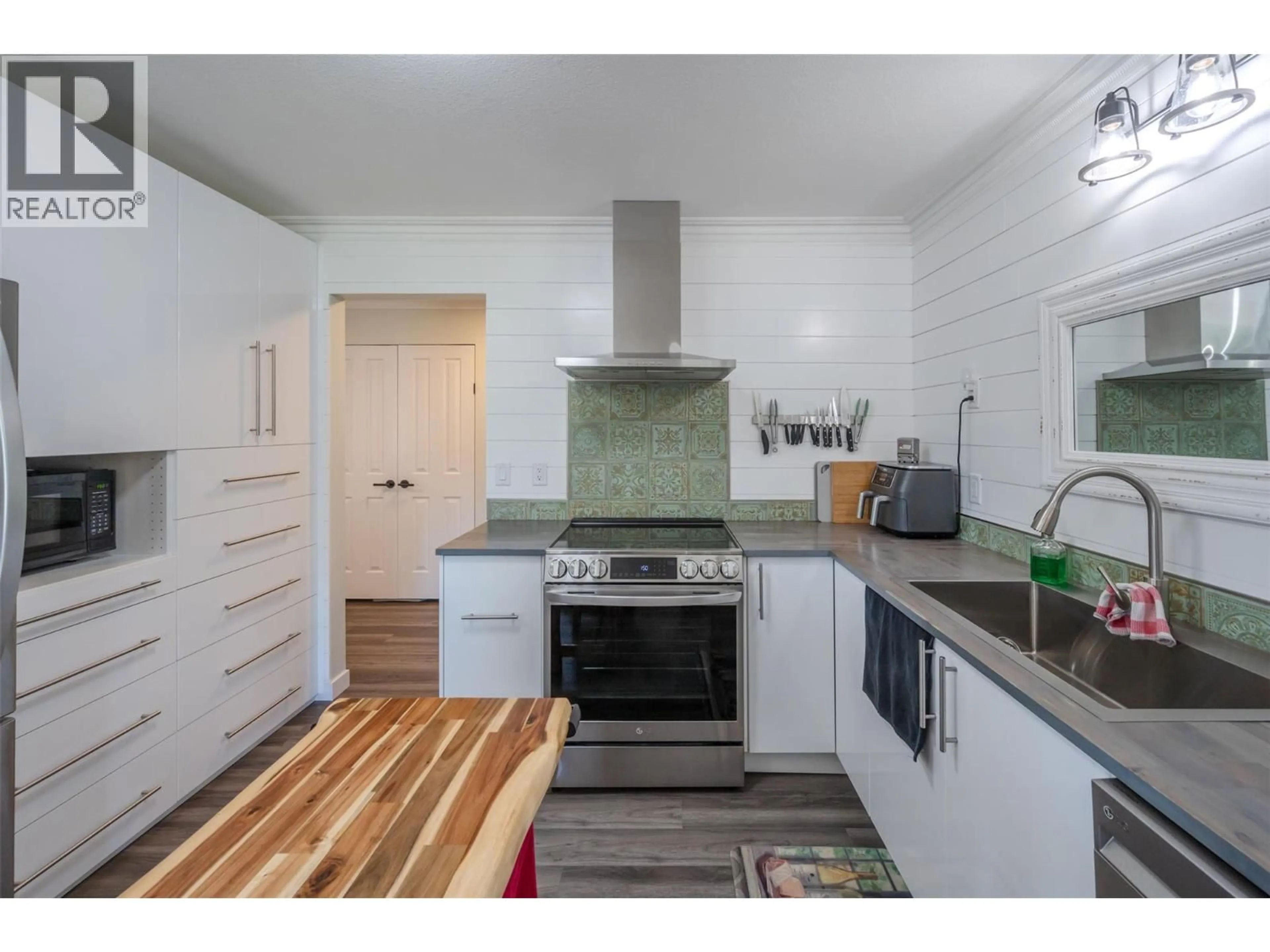 Standard kitchen, unknown for 208 - 8905 PINEO COURT, Summerland British Columbia V0H1Z5