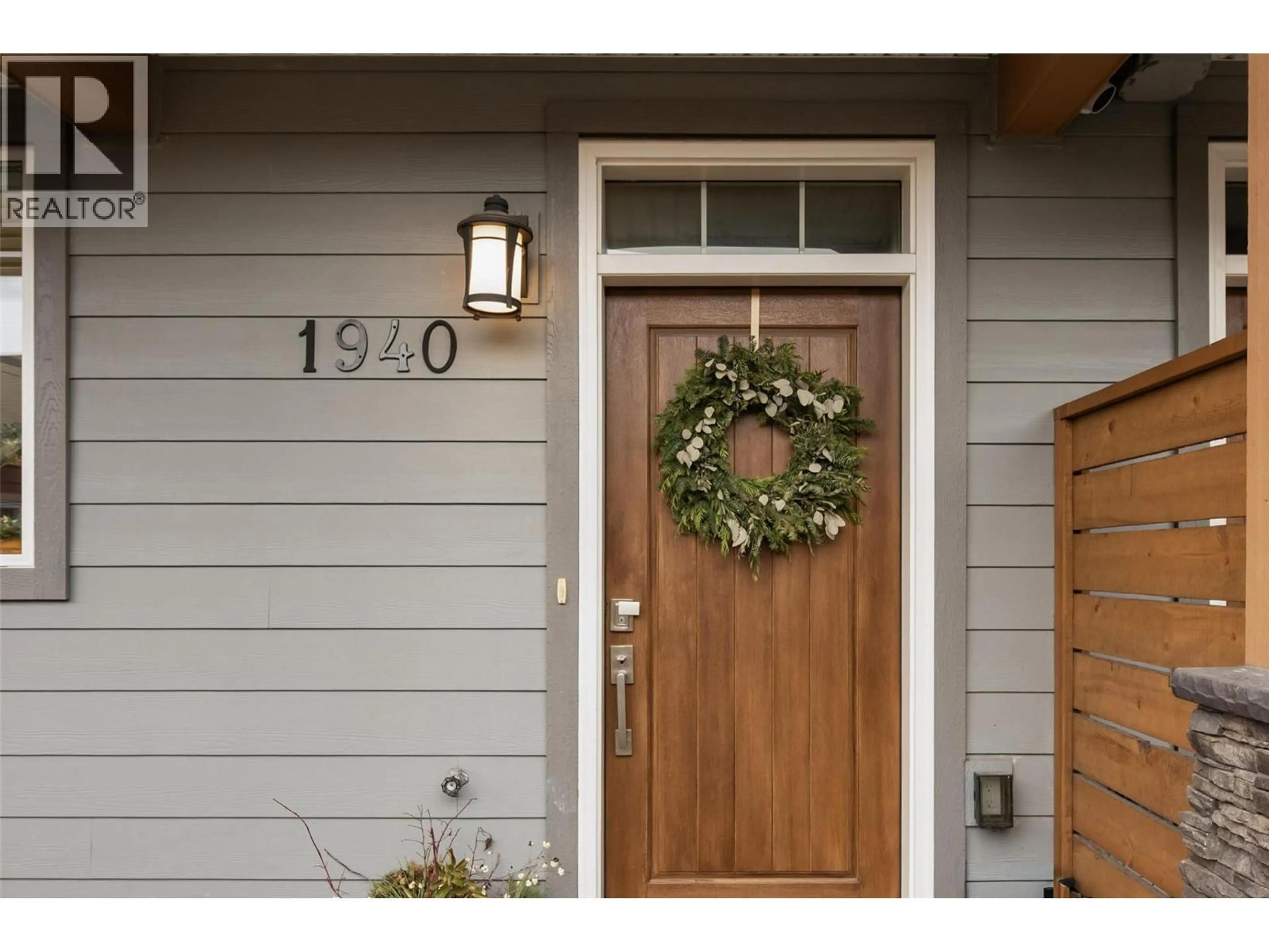 Indoor entryway for 1940 ETHEL STREET, Kelowna British Columbia V1Y2Z5