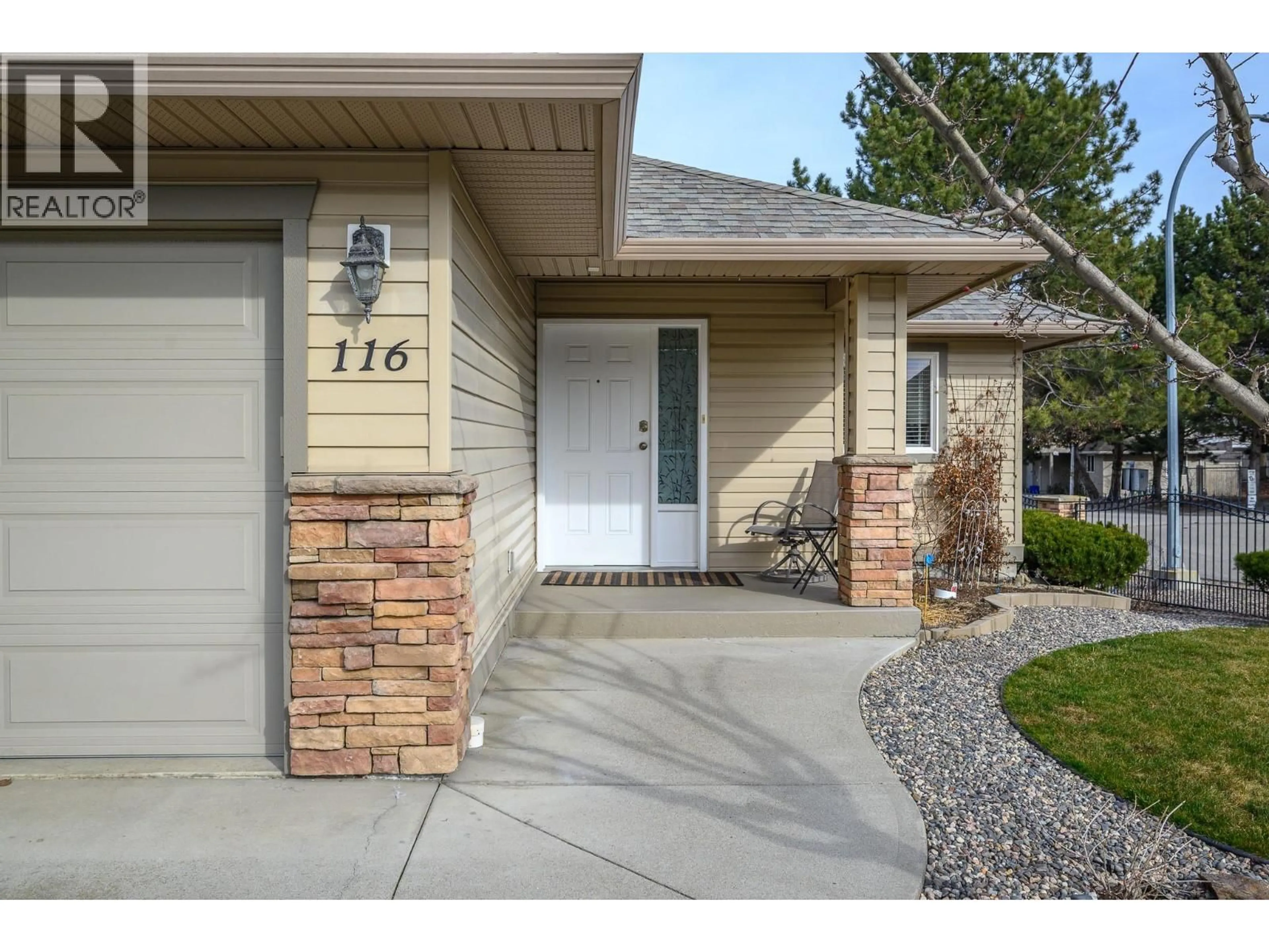 Indoor entryway for 116 - 2200 53 AVENUE, Vernon British Columbia V1T9N8