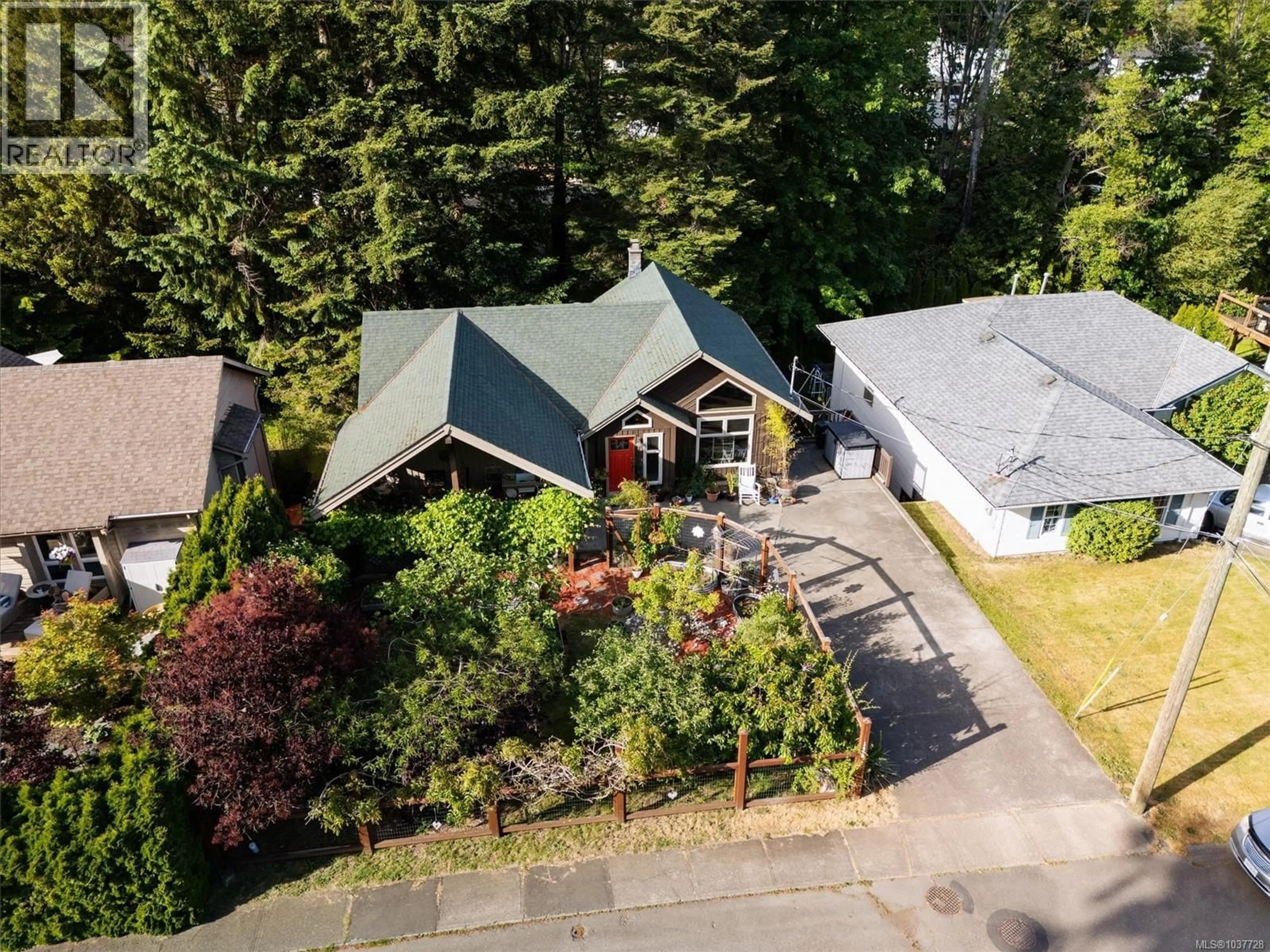 A pic from outside/outdoor area/front of a property/back of a property/a pic from drone, mountain view for 1456 HURFORD AVENUE, Courtenay British Columbia V9N6X3