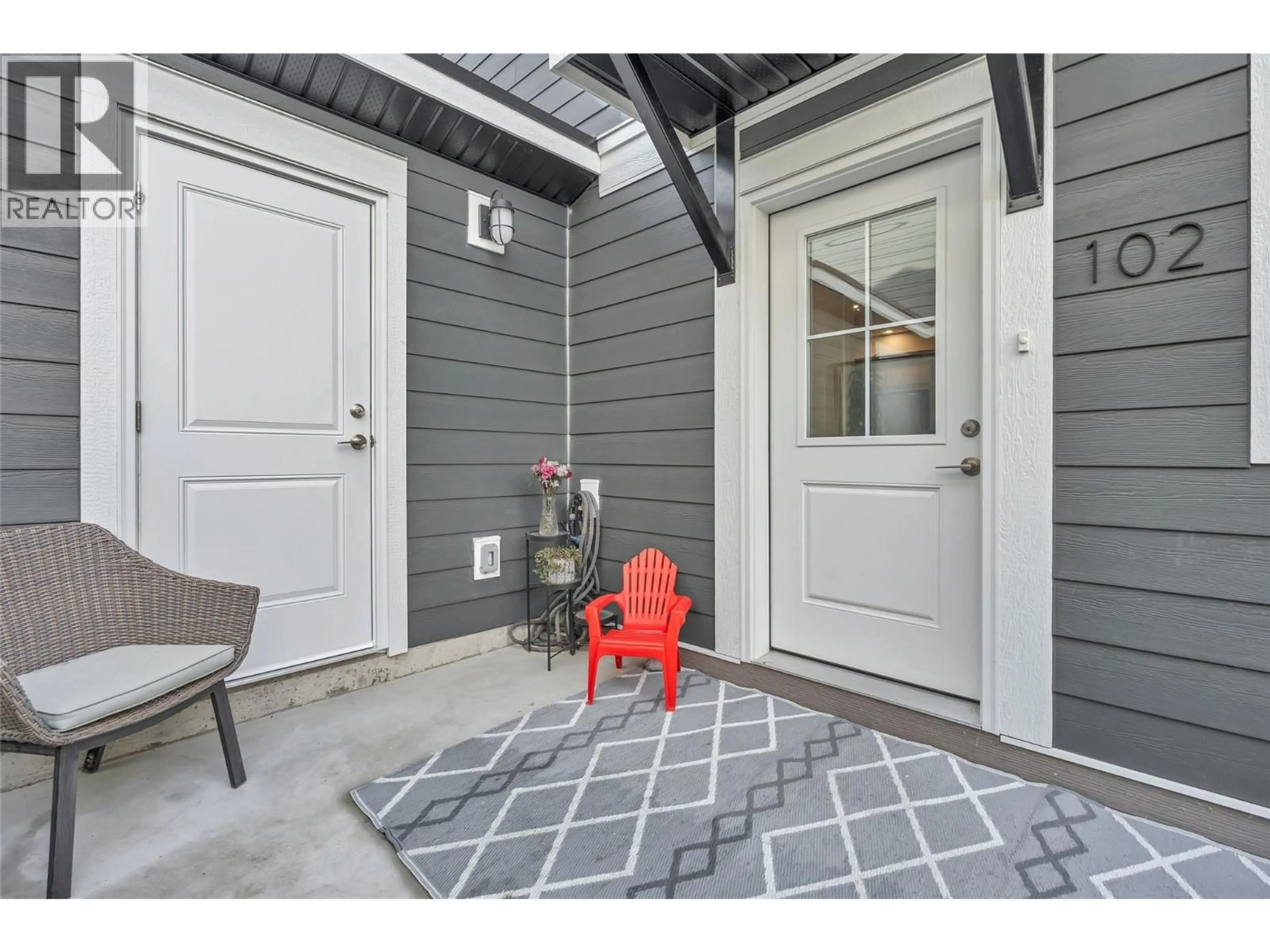 Indoor entryway for 102 - 241 NELSON AVENUE, Penticton British Columbia V2A2L1