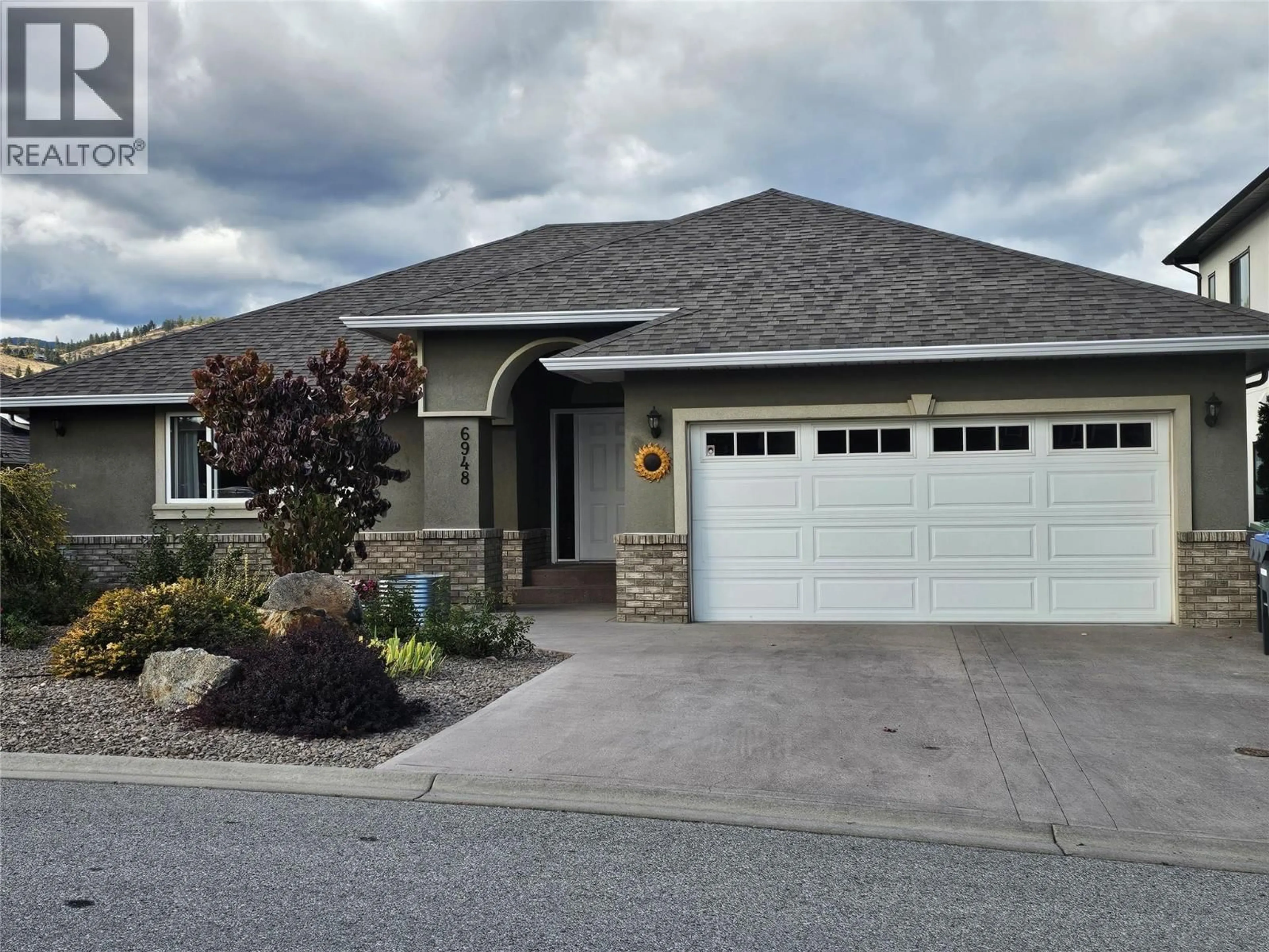 Home with vinyl exterior material, street for 6948 MOUNTAINVIEW DRIVE, Oliver British Columbia V0H1T4