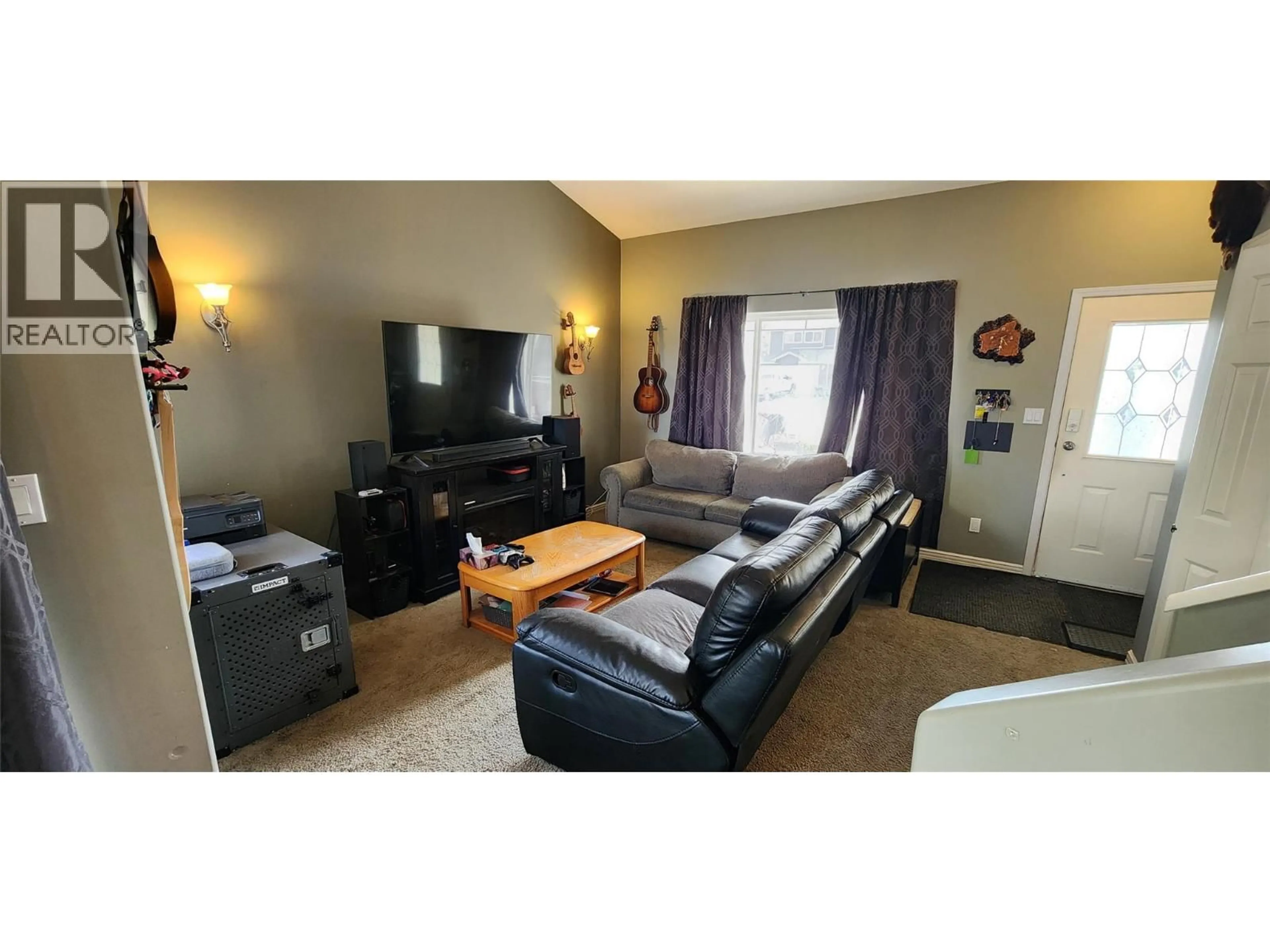 Living room with furniture, wood/laminate floor for 11 - 1840 OLIVER RANCH ROAD, Okanagan Falls British Columbia V0H1R2