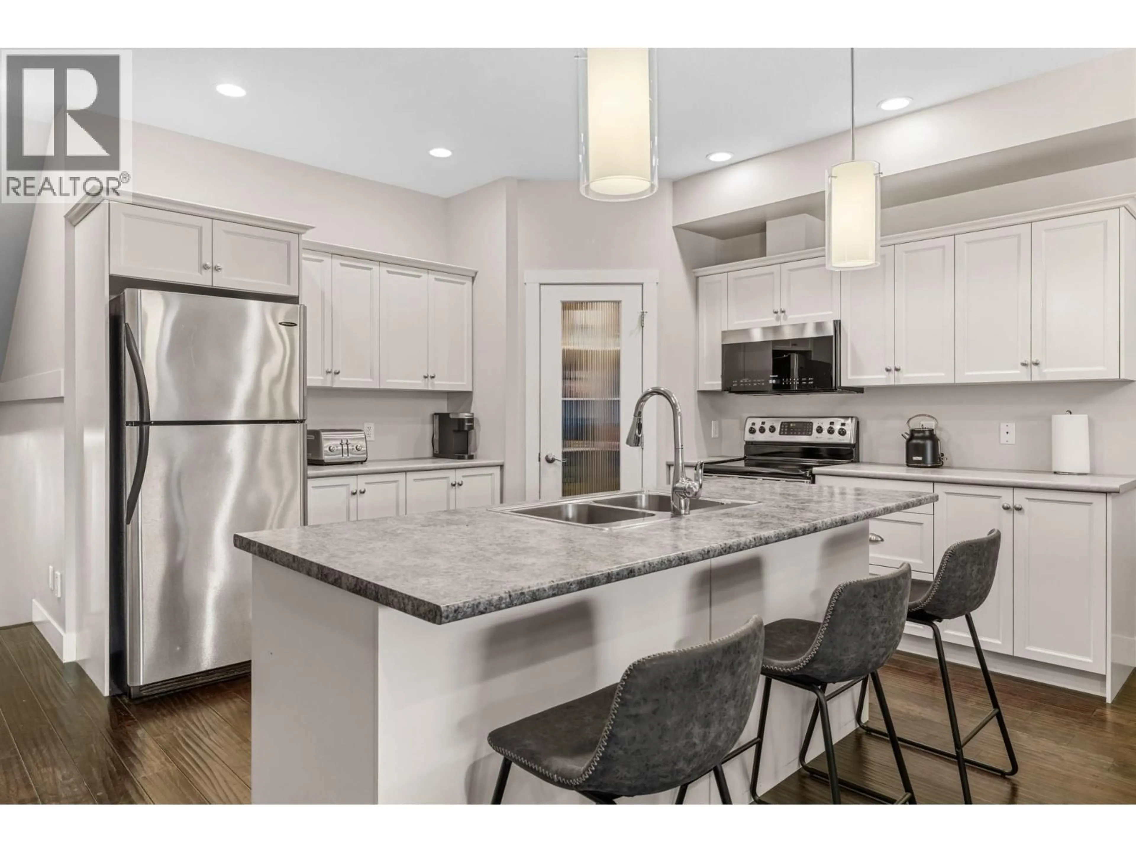 Open concept kitchen, ceramic/tile floor for 4 - 600 BOYNTON PLACE, Kelowna British Columbia V1V3B8