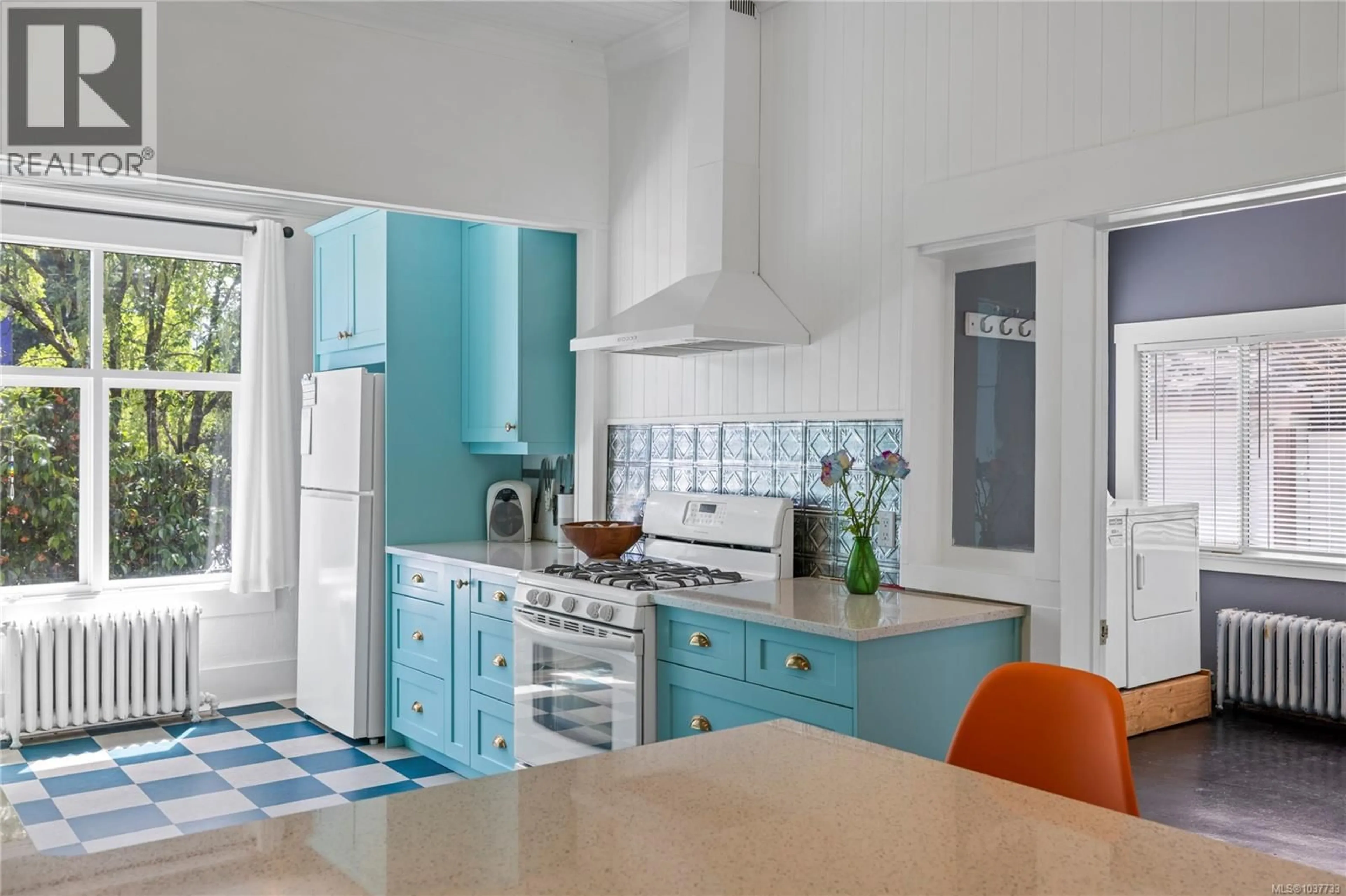 Contemporary kitchen, ceramic/tile floor for 522 VICTORIA ROAD, Nanaimo British Columbia V9R4R3