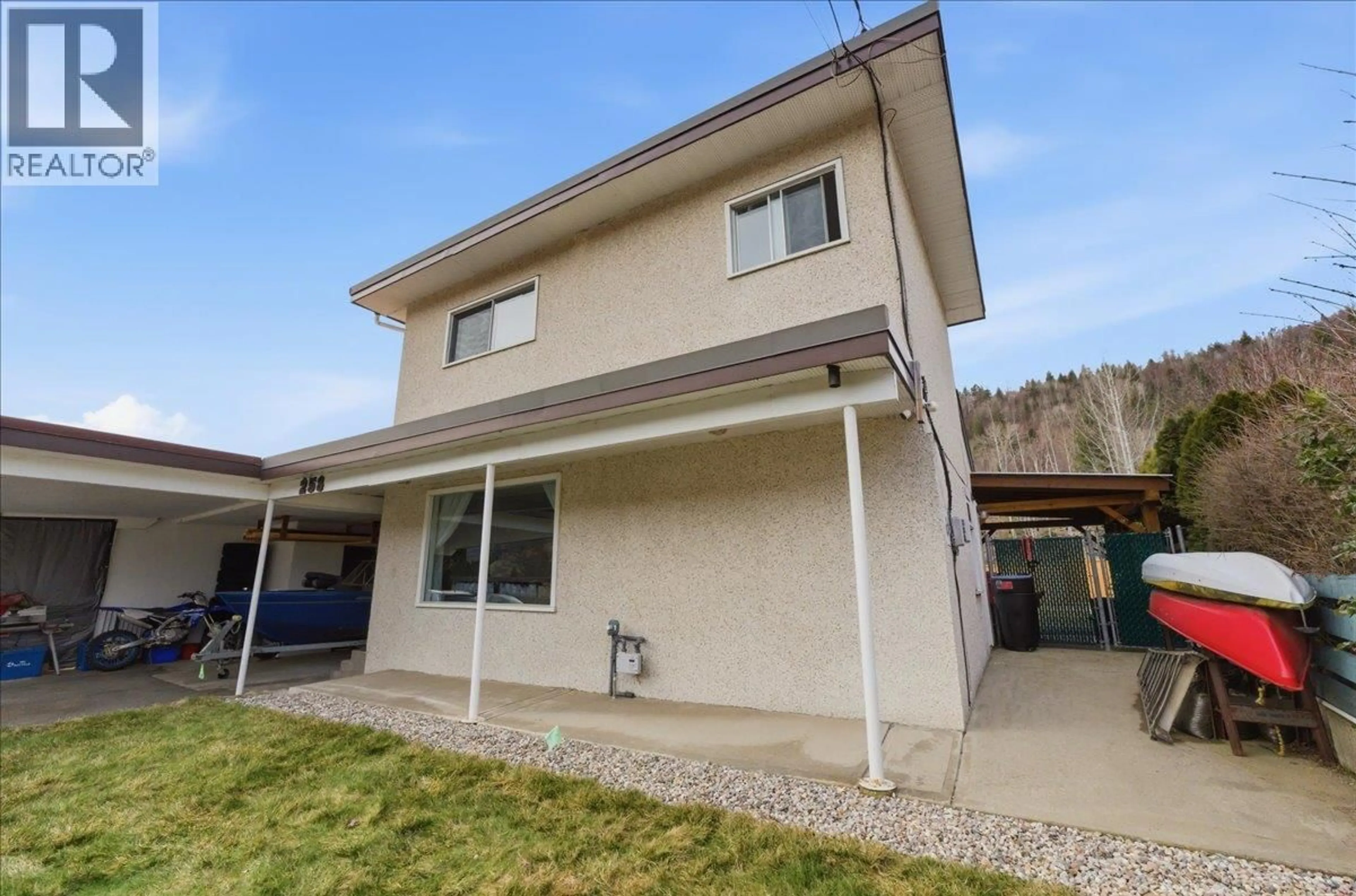 Home with vinyl exterior material, street for 258 2ND AVENUE, Trail British Columbia V1R2Y8