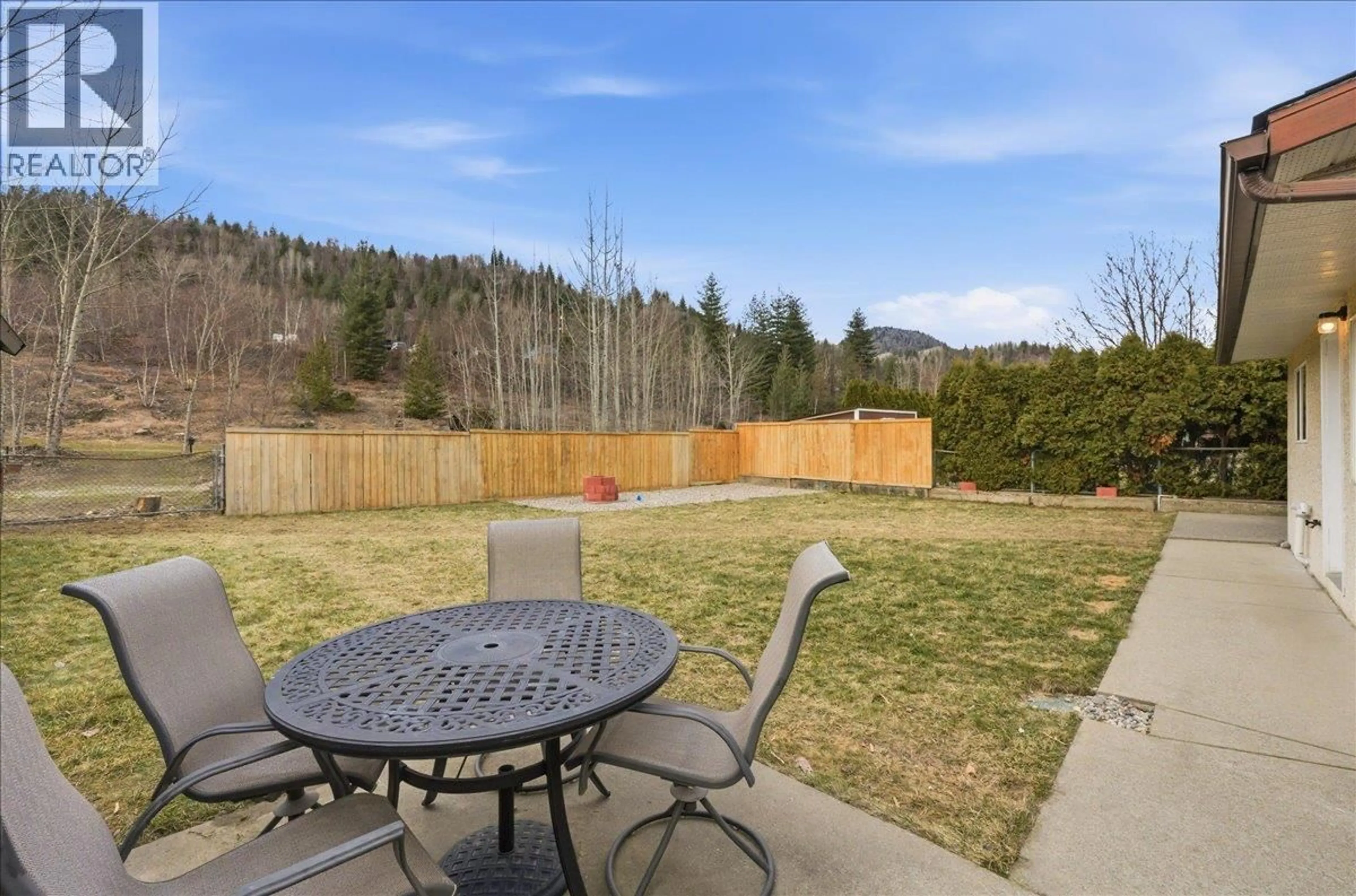 Patio, mountain view for 258 2ND AVENUE, Trail British Columbia V1R2Y8